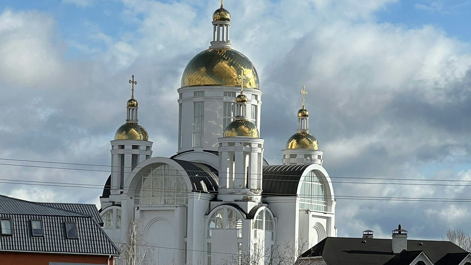 Eine Kirche strahlt in der Nachmittagssonne.