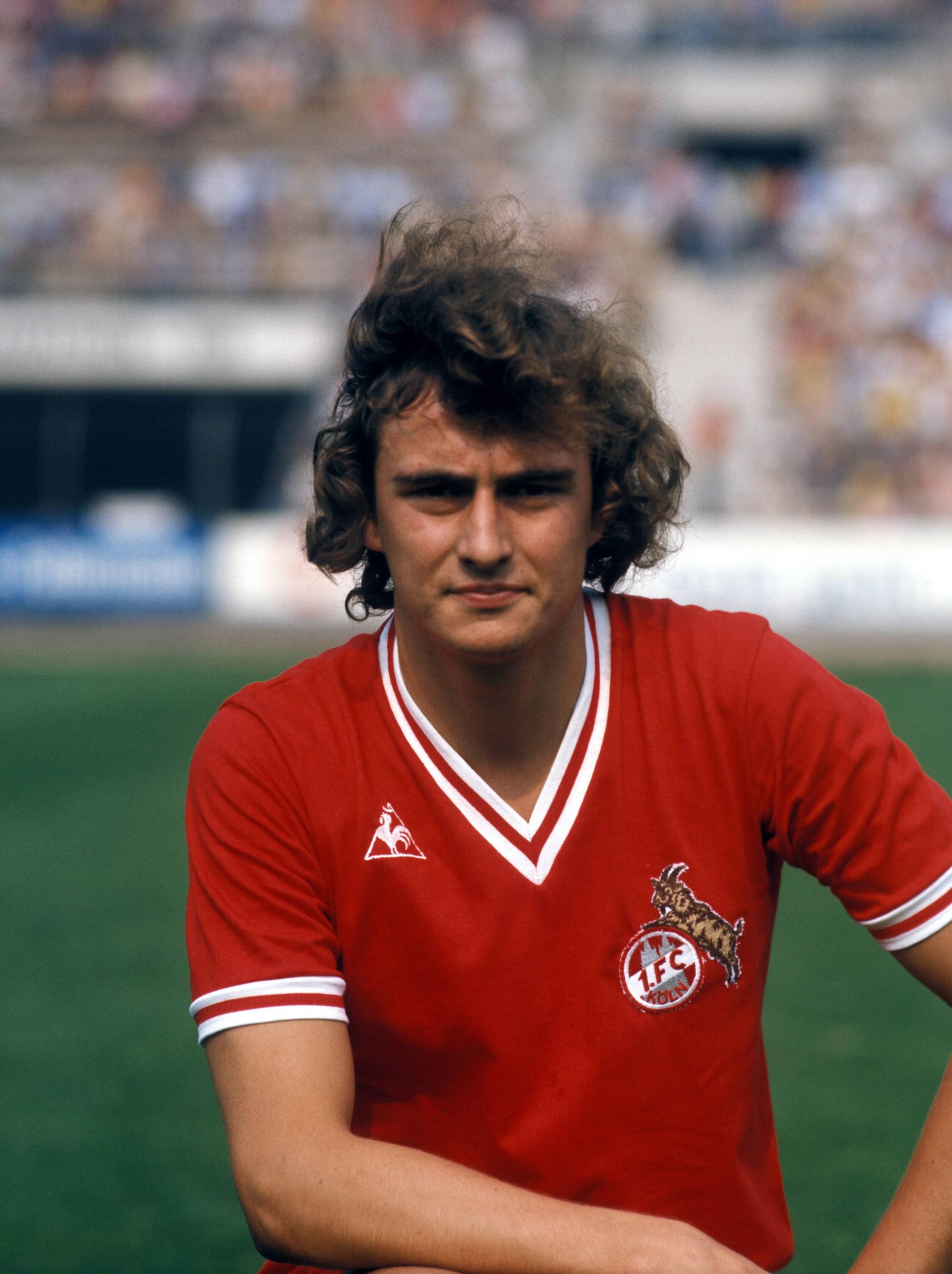 Dieter Müller (1. FC Köln)
ist im Porträt als junger Mann im FC-Trikot zu sehen.