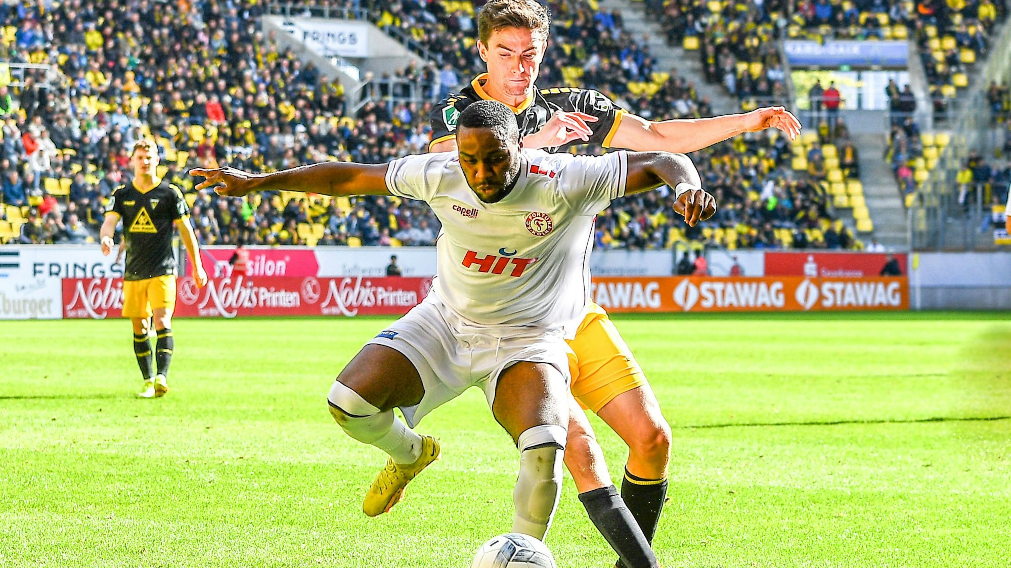 v.li.: Arnold Budimbu Fortuna Köln, 17, Marcel Damaschek Alemannia Aachen, 30, Zweikampf, Duell, duel, tackle, tackling, Dynamik, Action, Aktion, 01.10.2022, Aachen Deutschland, Fussball, Regionalliga West, Alemannia Aachen - Fortuna Köln *** v li Arnold Budimbu Fortuna Köln, 17 , Marcel Damaschek Alemannia Aachen, 30 , duel, duel, tackle, tackling, dynamic, action, action, 01 10 2022, Aachen Germany , football, Regionalliga West, Alemannia Aachen Fortuna Köln xmhx