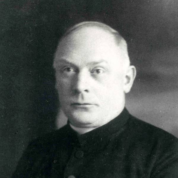 Das Bild zeigt das Porträt des Pfarrers Franz Hennes.