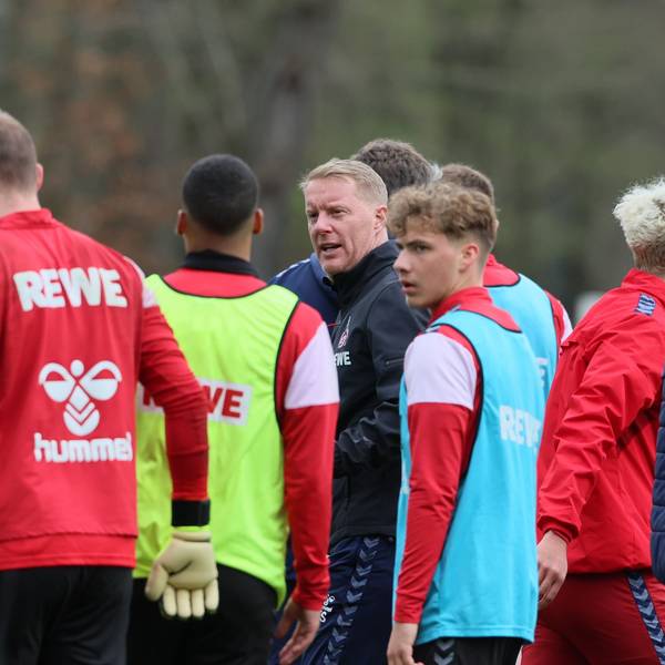 Timo Schultz biegt mit der Mannschaft des 1. FC Köln auf die Zielgerade einer schwierigen Saison ein.