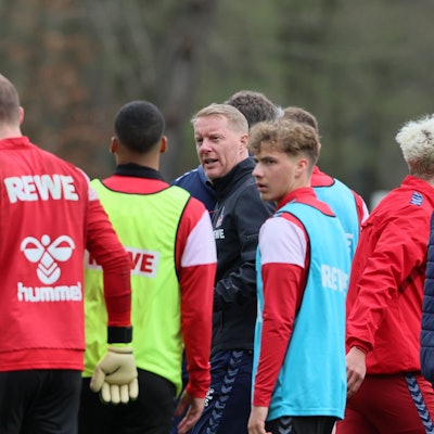 Timo Schultz biegt mit der Mannschaft des 1. FC Köln auf die Zielgerade einer schwierigen Saison ein.