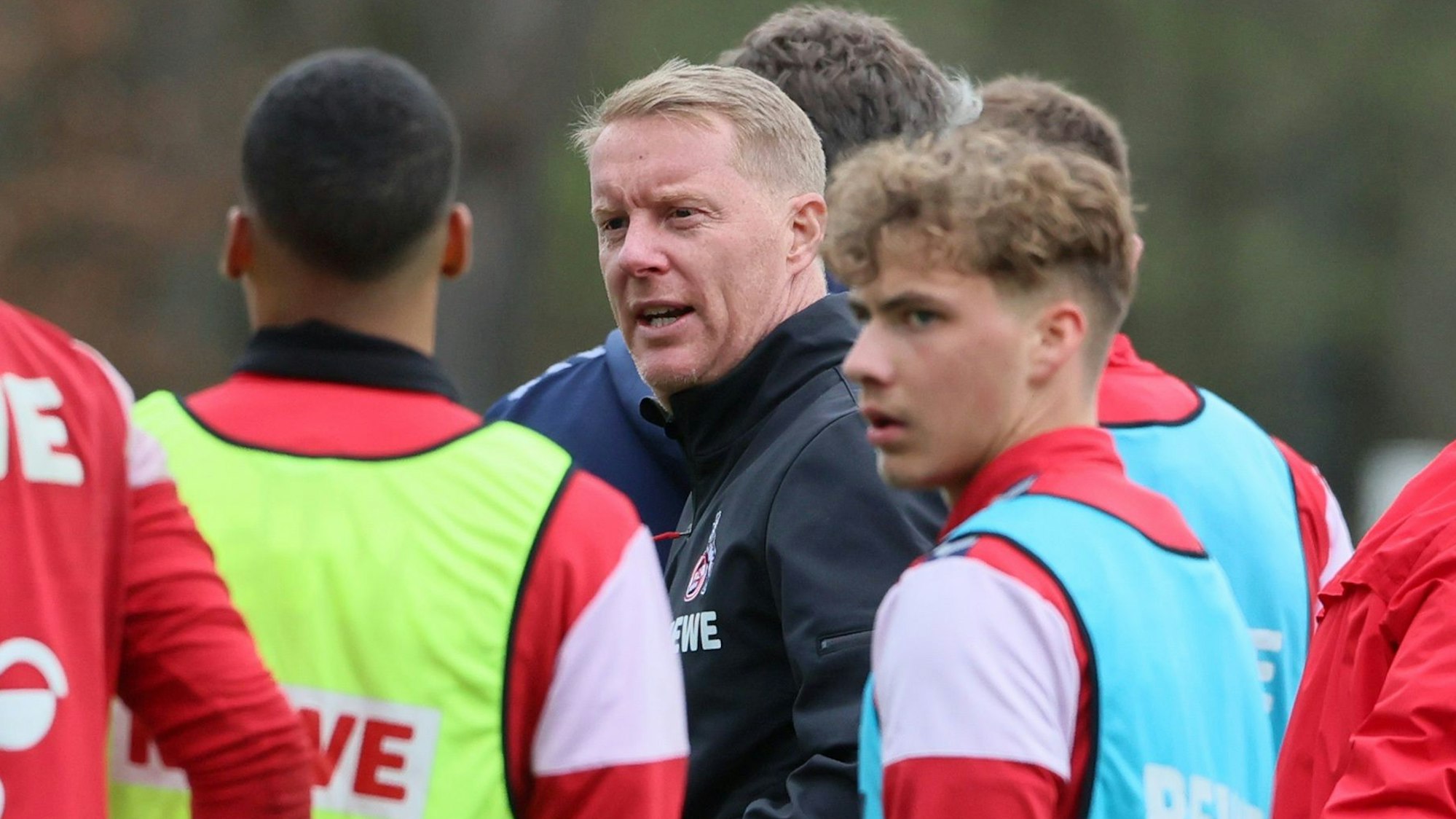 Timo Schultz biegt mit der Mannschaft des 1. FC Köln auf die Zielgerade einer schwierigen Saison ein.
