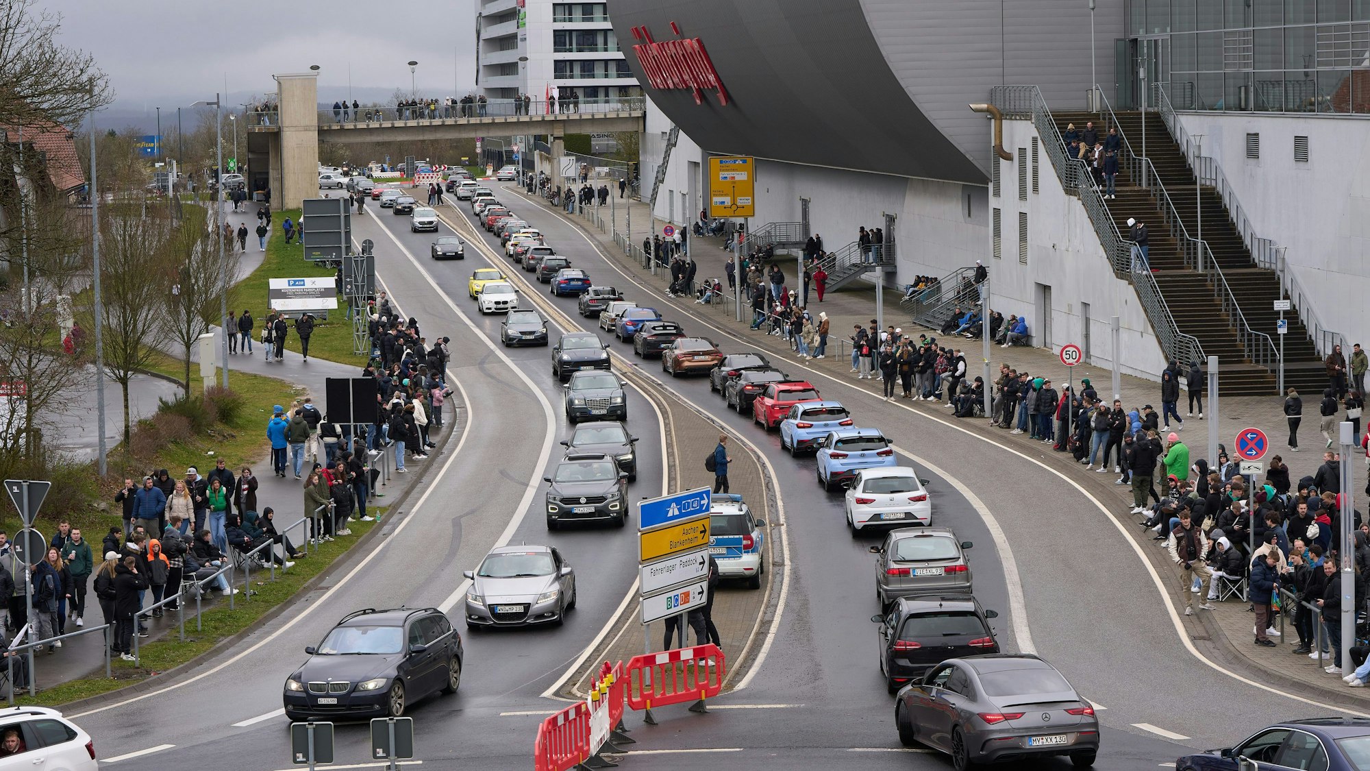 Tausende Autofans treffen sich am Karfreitag (29. März) am Nürburgring.