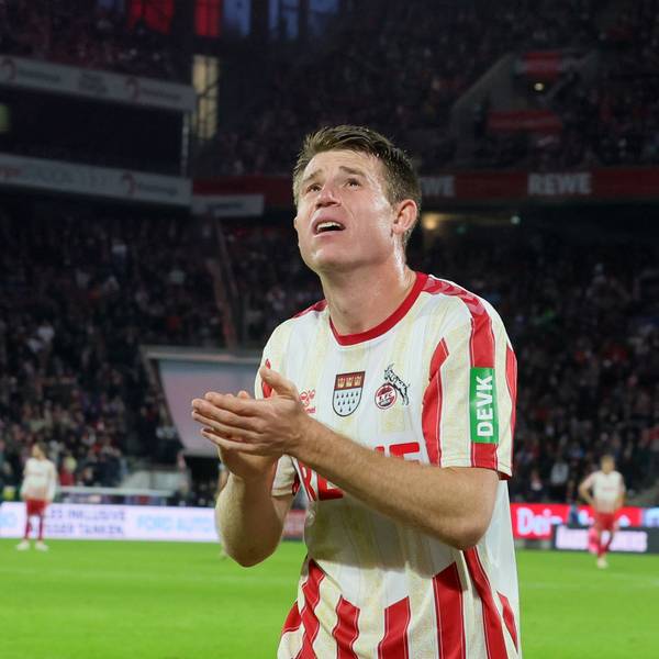 Domique Heintz, Verteidiger des 1. FC Köln, applaudiert nach dem Heimspiel gegen den FC Augsburg den Fans.