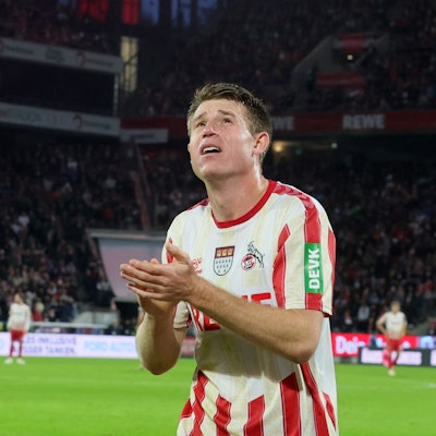 Domique Heintz, Verteidiger des 1. FC Köln, applaudiert nach dem Heimspiel gegen den FC Augsburg den Fans.