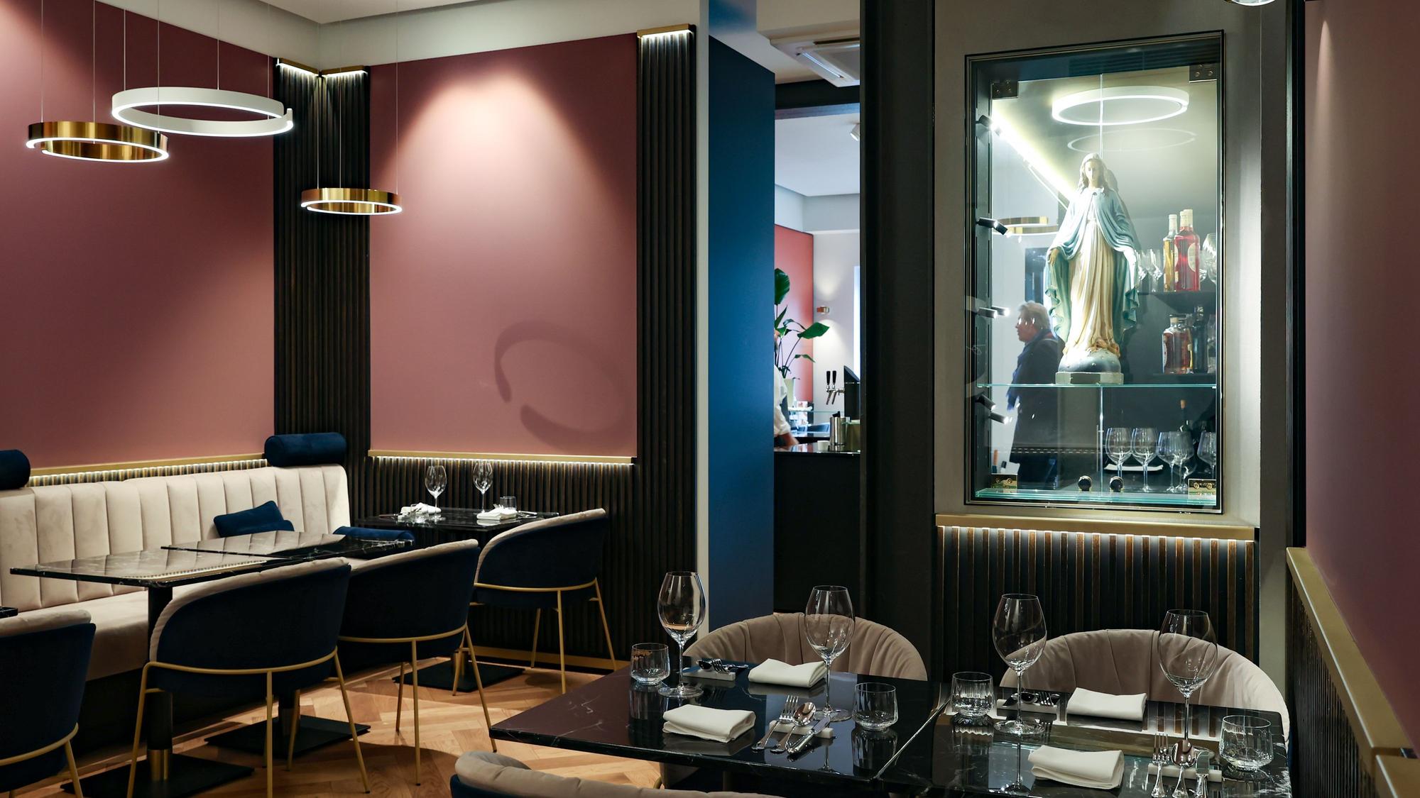 Ein Gastraum im Kölner Restaurant Otto mit Tischen und Stühlen