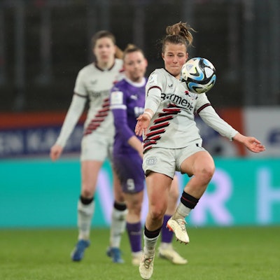 Germany, Essen, 24.03.2024, Stadion an der Hafenstrasse, SGS Essen - Bayer 04 Leverkusen - Frauen Bundesliga, Kristin Koegel Bayer 04 Leverkusen controls the ball Essen Stadion an der Hafenstrasse North Rhine-Westphalia Germany *** Germany, Essen, 24 03 2024, Stadion an der Hafenstrasse, SGS Essen Bayer 04 Leverkusen Frauen Bundesliga, Kristin Koegel Bayer 04 Leverkusen controls the ball Essen Stadion an der Hafenstrasse North Rhine Westphalia Germany eu-images-678