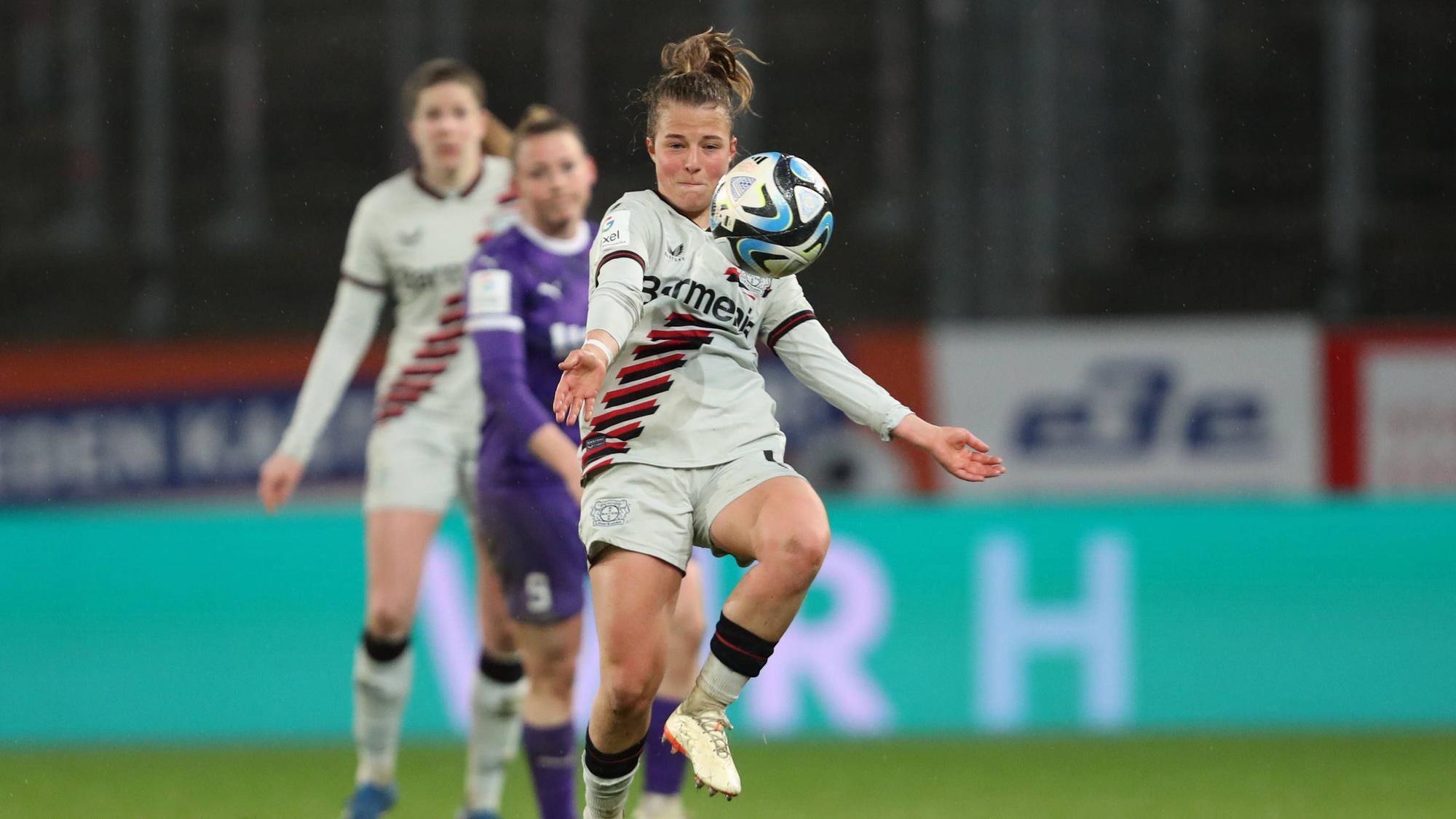 Germany, Essen, 24.03.2024, Stadion an der Hafenstrasse, SGS Essen - Bayer 04 Leverkusen - Frauen Bundesliga, Kristin Koegel Bayer 04 Leverkusen controls the ball Essen Stadion an der Hafenstrasse North Rhine-Westphalia Germany *** Germany, Essen, 24 03 2024, Stadion an der Hafenstrasse, SGS Essen Bayer 04 Leverkusen Frauen Bundesliga, Kristin Koegel Bayer 04 Leverkusen controls the ball Essen Stadion an der Hafenstrasse North Rhine Westphalia Germany eu-images-678