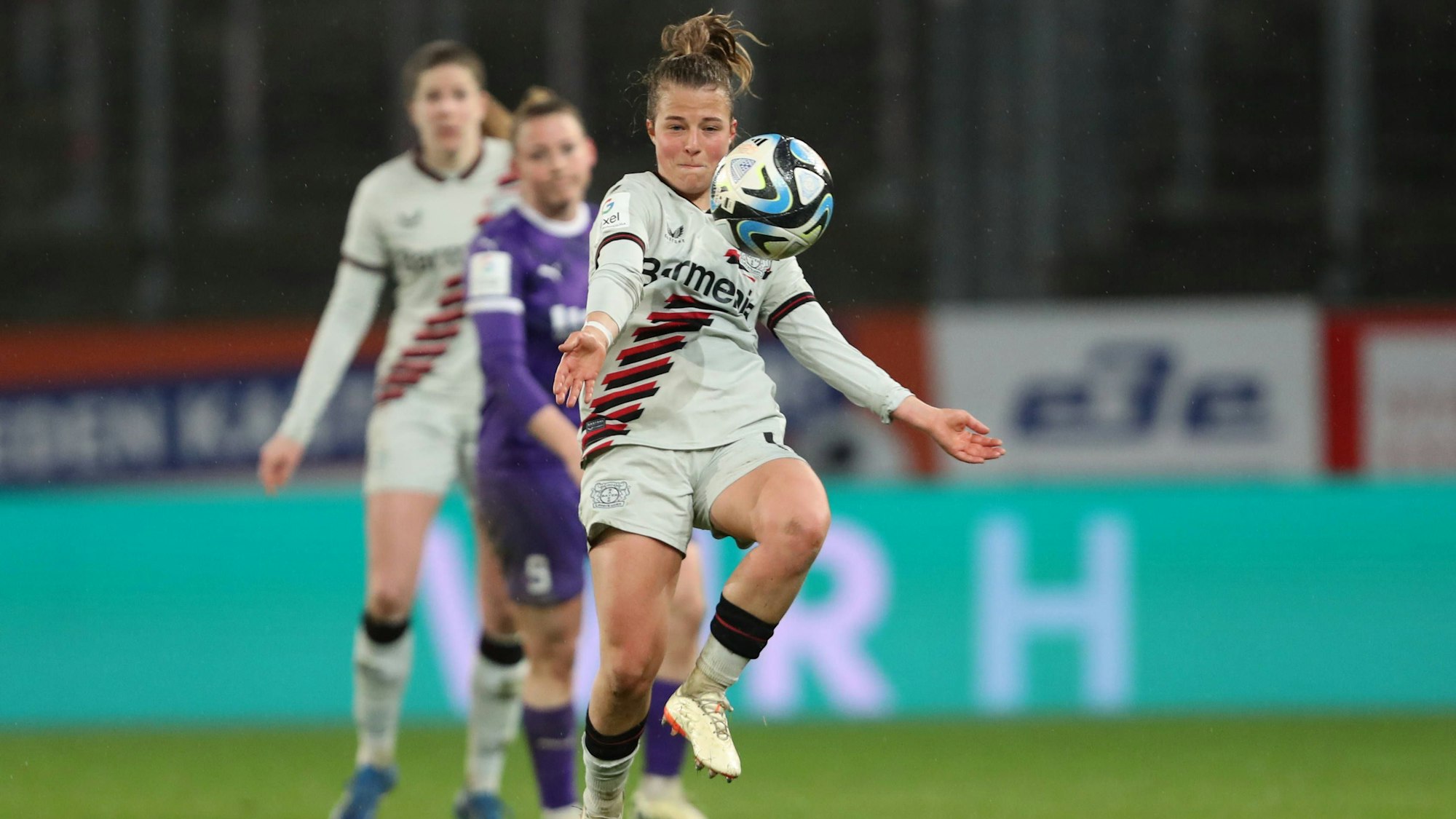 Germany, Essen, 24.03.2024, Stadion an der Hafenstrasse, SGS Essen - Bayer 04 Leverkusen - Frauen Bundesliga, Kristin Koegel Bayer 04 Leverkusen controls the ball Essen Stadion an der Hafenstrasse North Rhine-Westphalia Germany *** Germany, Essen, 24 03 2024, Stadion an der Hafenstrasse, SGS Essen Bayer 04 Leverkusen Frauen Bundesliga, Kristin Koegel Bayer 04 Leverkusen controls the ball Essen Stadion an der Hafenstrasse North Rhine Westphalia Germany eu-images-678