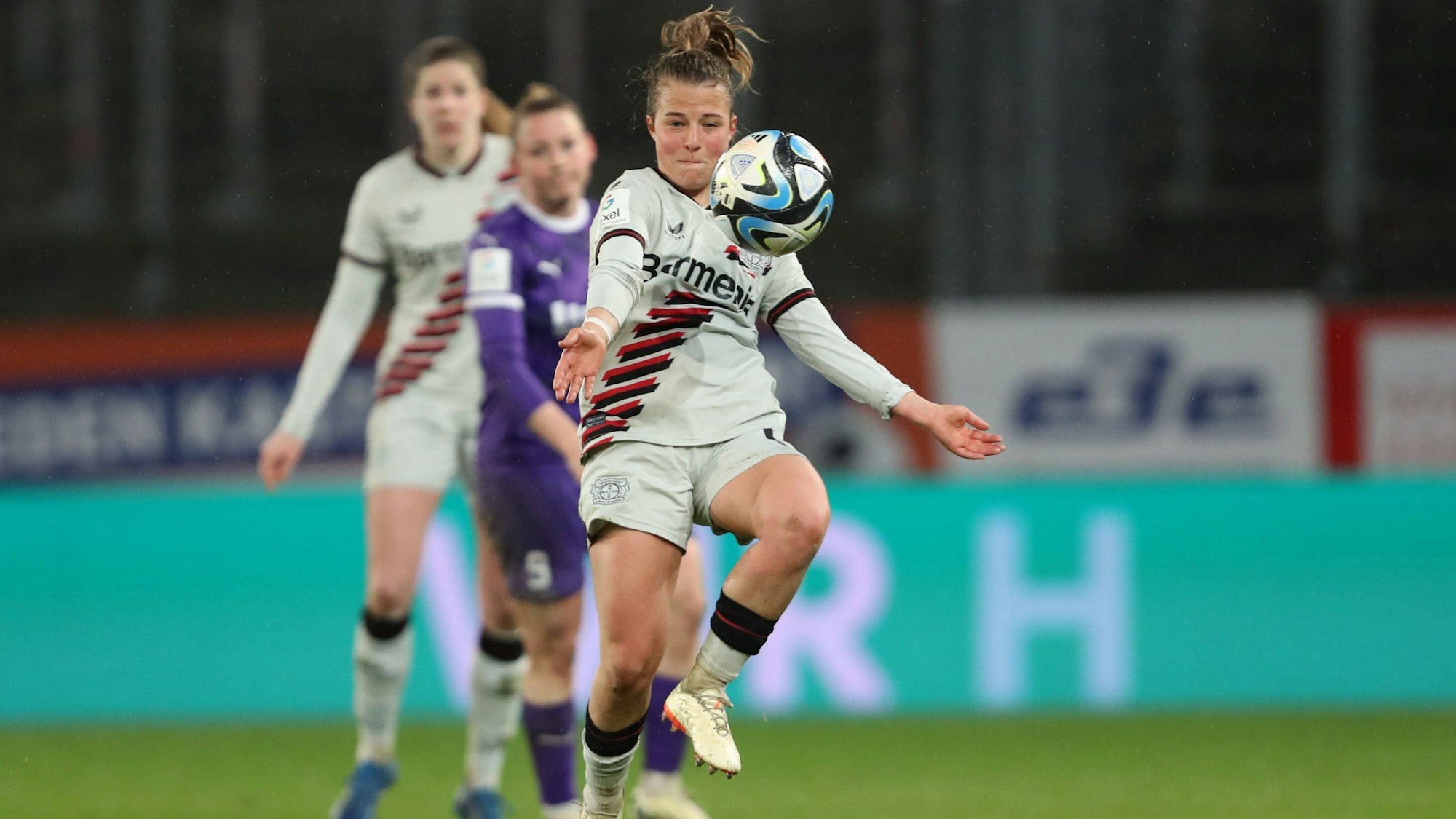 Germany, Essen, 24.03.2024, Stadion an der Hafenstrasse, SGS Essen - Bayer 04 Leverkusen - Frauen Bundesliga, Kristin Koegel Bayer 04 Leverkusen controls the ball Essen Stadion an der Hafenstrasse North Rhine-Westphalia Germany *** Germany, Essen, 24 03 2024, Stadion an der Hafenstrasse, SGS Essen Bayer 04 Leverkusen Frauen Bundesliga, Kristin Koegel Bayer 04 Leverkusen controls the ball Essen Stadion an der Hafenstrasse North Rhine Westphalia Germany eu-images-678