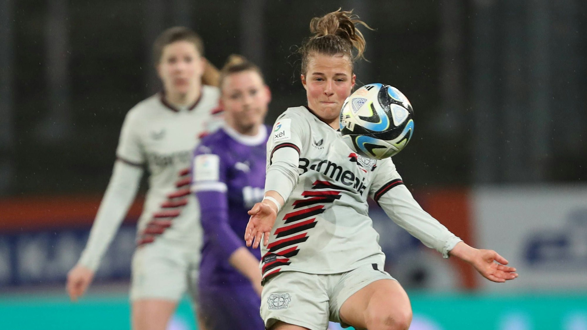 Germany, Essen, 24.03.2024, Stadion an der Hafenstrasse, SGS Essen - Bayer 04 Leverkusen - Frauen Bundesliga, Kristin Koegel Bayer 04 Leverkusen controls the ball Essen Stadion an der Hafenstrasse North Rhine-Westphalia Germany *** Germany, Essen, 24 03 2024, Stadion an der Hafenstrasse, SGS Essen Bayer 04 Leverkusen Frauen Bundesliga, Kristin Koegel Bayer 04 Leverkusen controls the ball Essen Stadion an der Hafenstrasse North Rhine Westphalia Germany eu-images-678