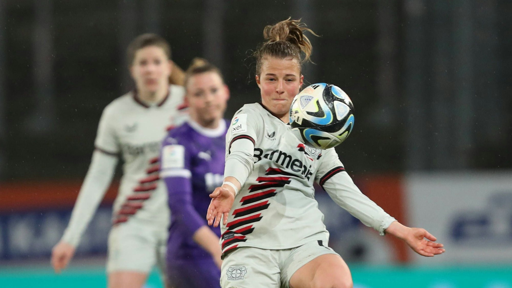 Germany, Essen, 24.03.2024, Stadion an der Hafenstrasse, SGS Essen - Bayer 04 Leverkusen - Frauen Bundesliga, Kristin Koegel Bayer 04 Leverkusen controls the ball Essen Stadion an der Hafenstrasse North Rhine-Westphalia Germany *** Germany, Essen, 24 03 2024, Stadion an der Hafenstrasse, SGS Essen Bayer 04 Leverkusen Frauen Bundesliga, Kristin Koegel Bayer 04 Leverkusen controls the ball Essen Stadion an der Hafenstrasse North Rhine Westphalia Germany eu-images-678