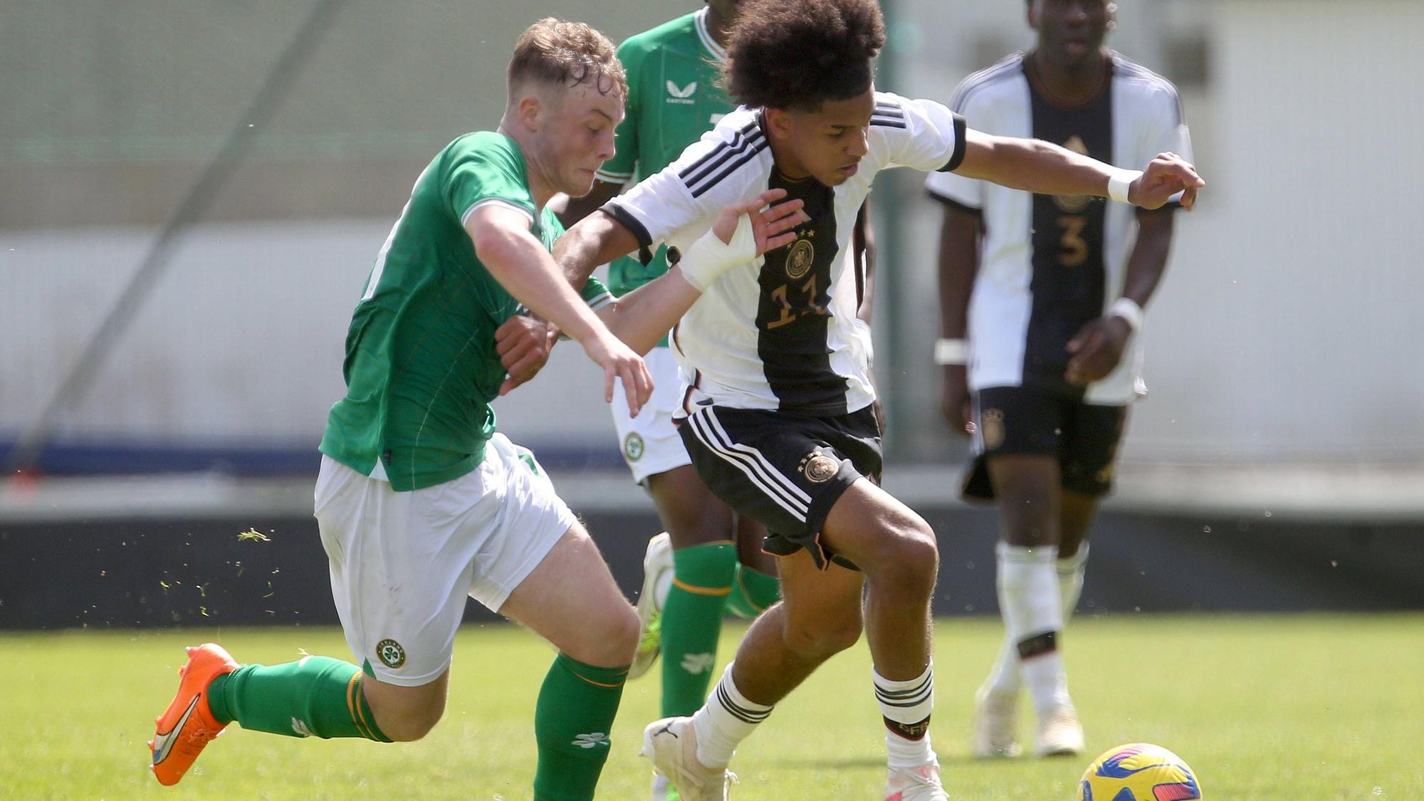 V.li. Kaylem Harnett IRL, Francis Onyeka GER . Fussball: Länderspiel, EM-Qualifikation für Zypern 2024. Deutschland vs Irland, Deutschland: Saison 23/24: U17, U 17 Nationalmannschaft, 23.03.2024. *** V li Kaylem Harnett IRL , Francis Onyeka GER Sport Soccer international match, European Championship qualification for Cyprus 2024 Germany vs Ireland, Germany season 23 24 U17 national team, 23 03 2024