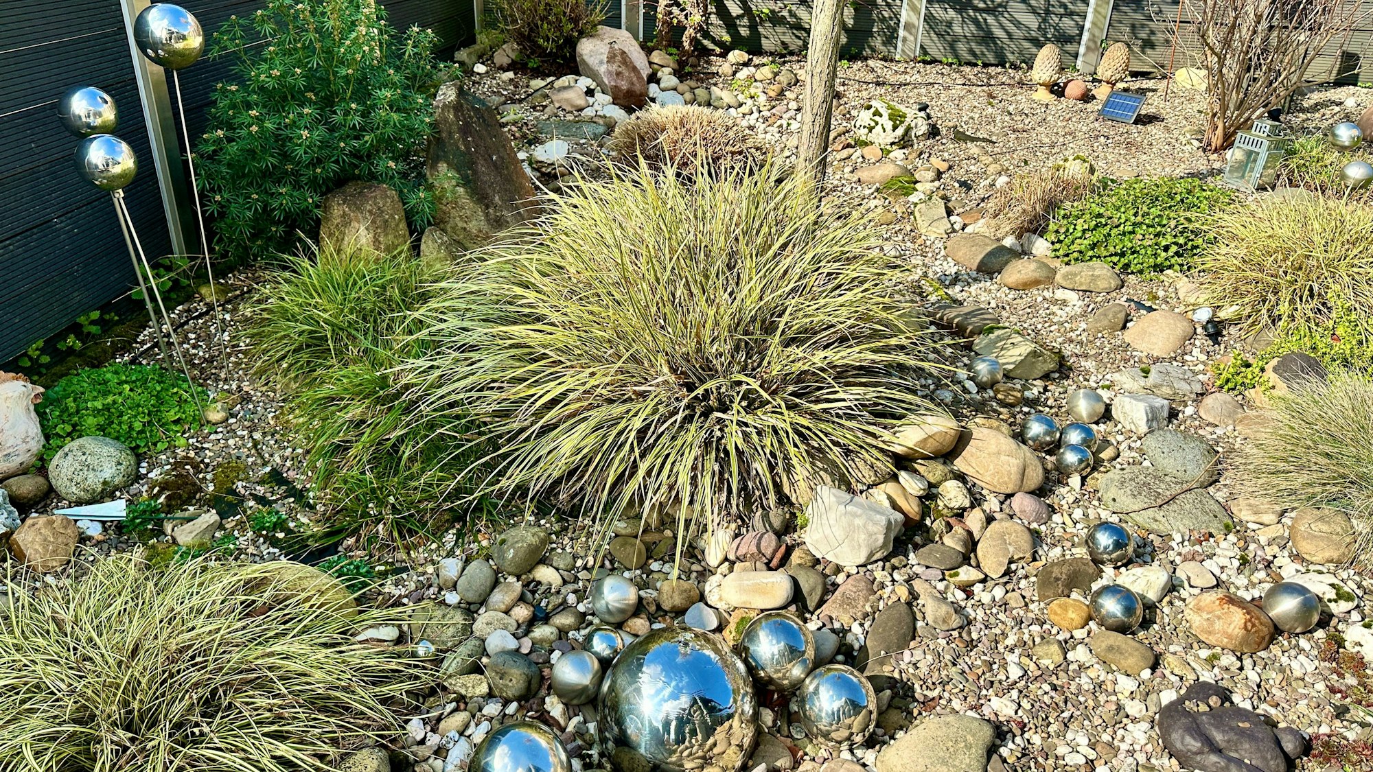 Ein kleiner Bachlauf und viele Kugeln zieren den Garten in Hochkirchen.