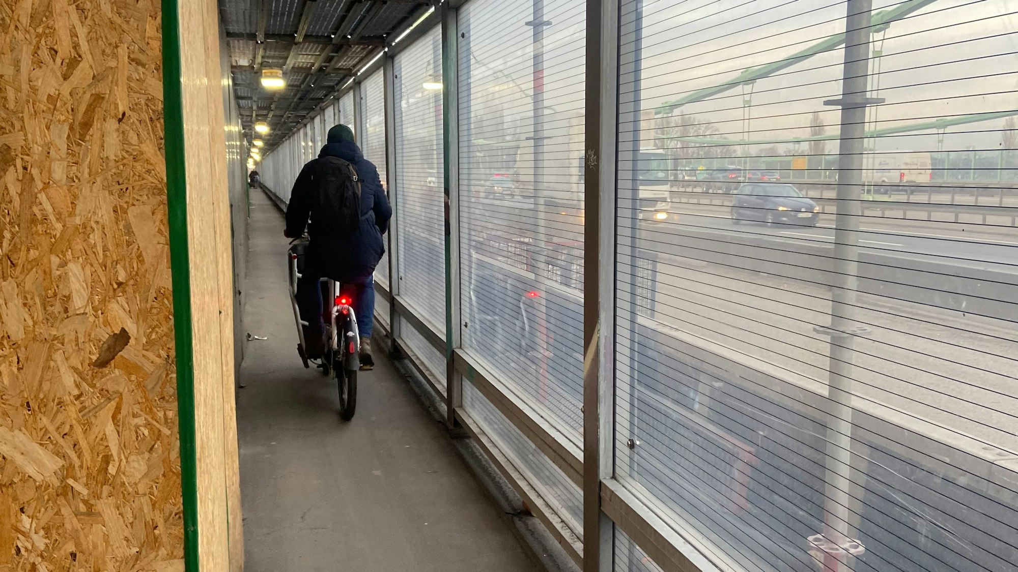 Mit einer Tunnel-Lösung für den Rad- und Fußverkehr auf der Nordseite der Rodenkirchener Brücke samt acht Ausweichenbuchten hat die Autobahn GmbH für Entlastung gesorgt.