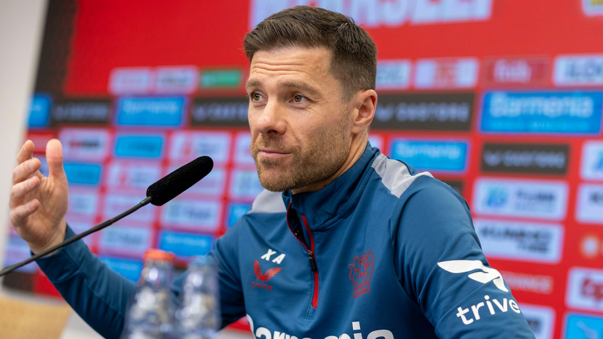 29.03.2024, Nordrhein-Westfalen, Leverkusen: Fußball: Bundesliga, vor dem Spiel Bayer Leverkusen - TSG 1899 Hoffenheim (30.03.): Pressekonferenz Bayer Leverkusen mit Trainer Xabi Alonso.
Trainer Xabi Alonso will bei Bayer Leverkusen bleiben. (zu dpa: «Verbleib in Leverkusen: Alonso will «weiter wachsen»») Foto: Christoph Reichwein/dpa +++ dpa-Bildfunk +++