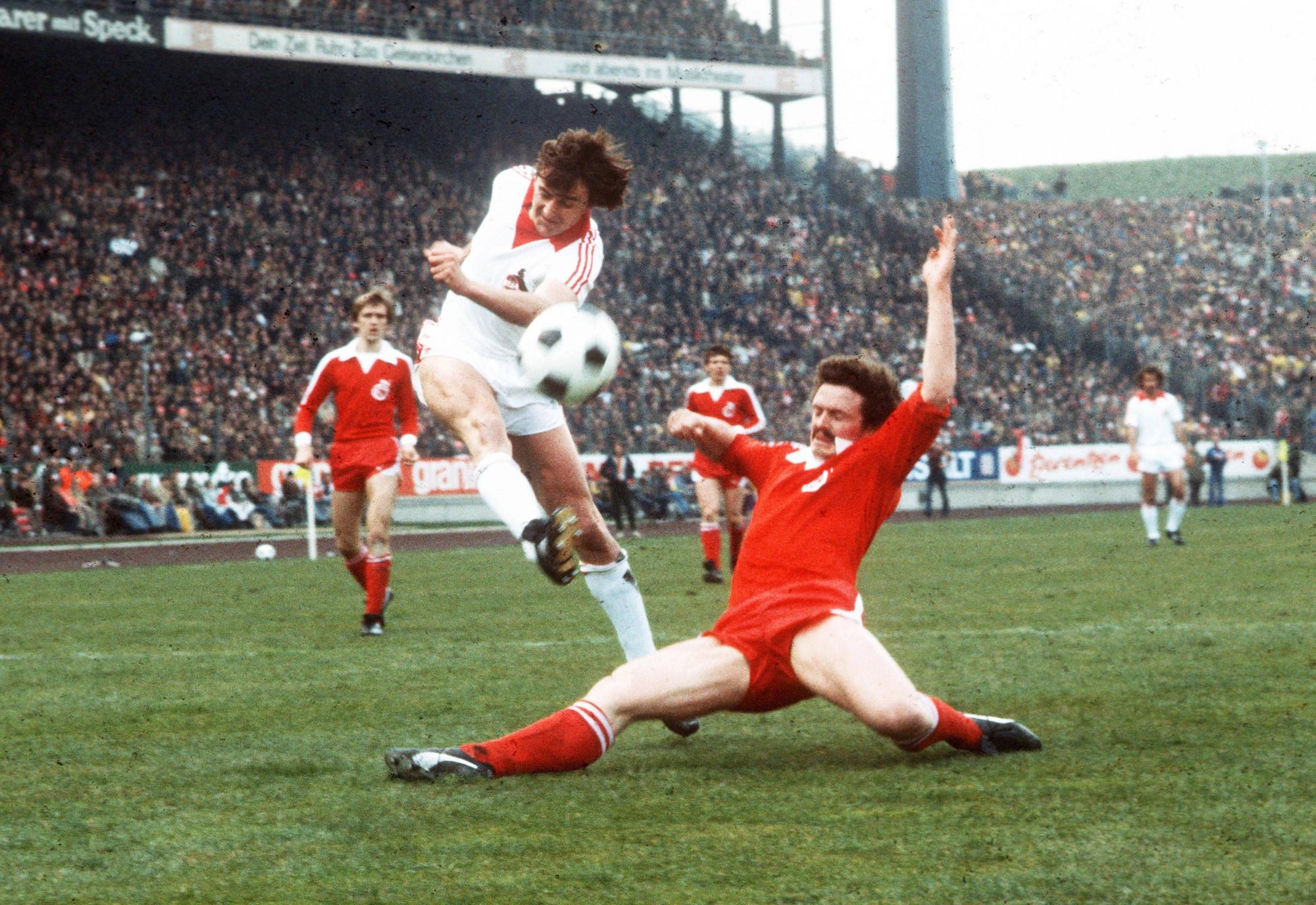 Dieter Müller (l.), Stürmer des 1. FC Köln, ist 1978 im Pokalfinale gegen Fortuna Düsseldorf vor Gerd Zimmermann am Ball.