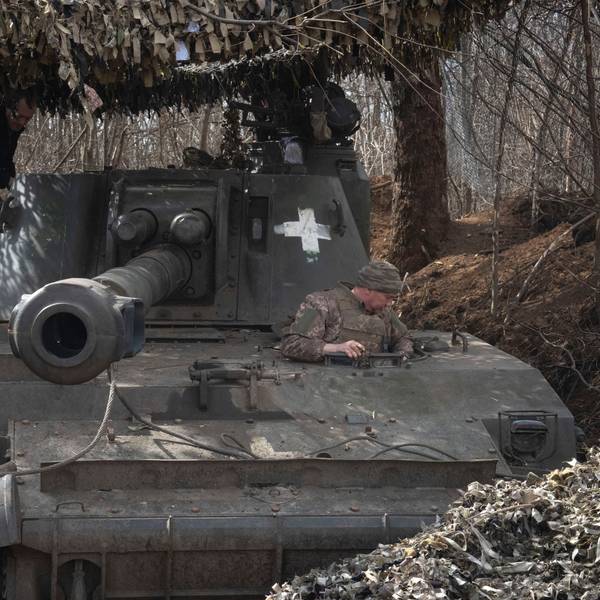 Ukrainische Soldaten bereiten sich auf den Abschuss einer 152-mm-Panzerhaubitze 2S3 auf russische Stellungen an der Frontlinie vor.
