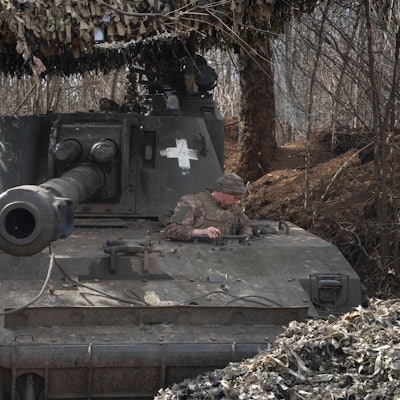 Ukrainische Soldaten bereiten sich auf den Abschuss einer 152-mm-Panzerhaubitze 2S3 auf russische Stellungen an der Frontlinie vor.