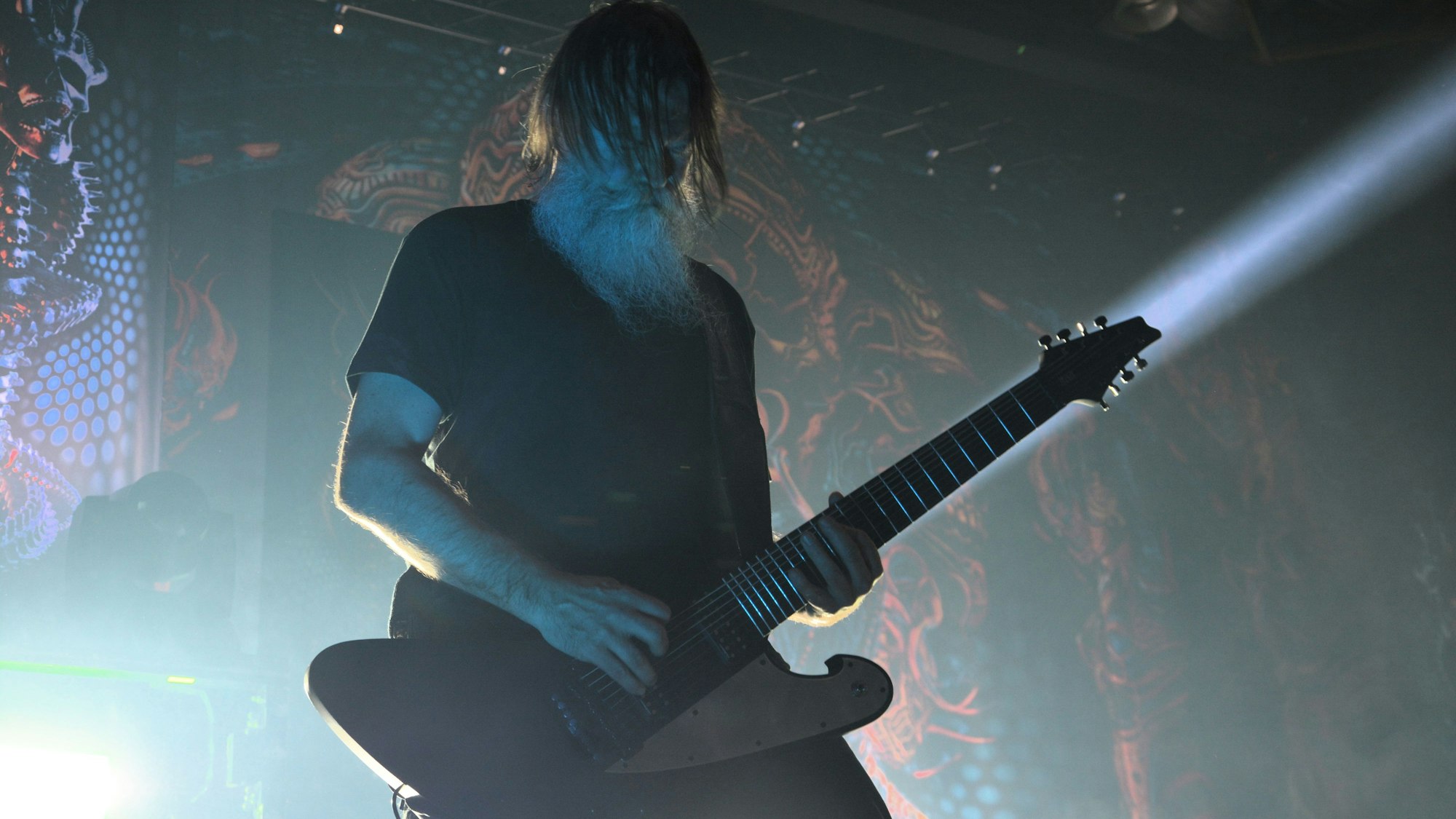 Fredrik Thornendal spielt auf einer achtsaitigen Gitarre.