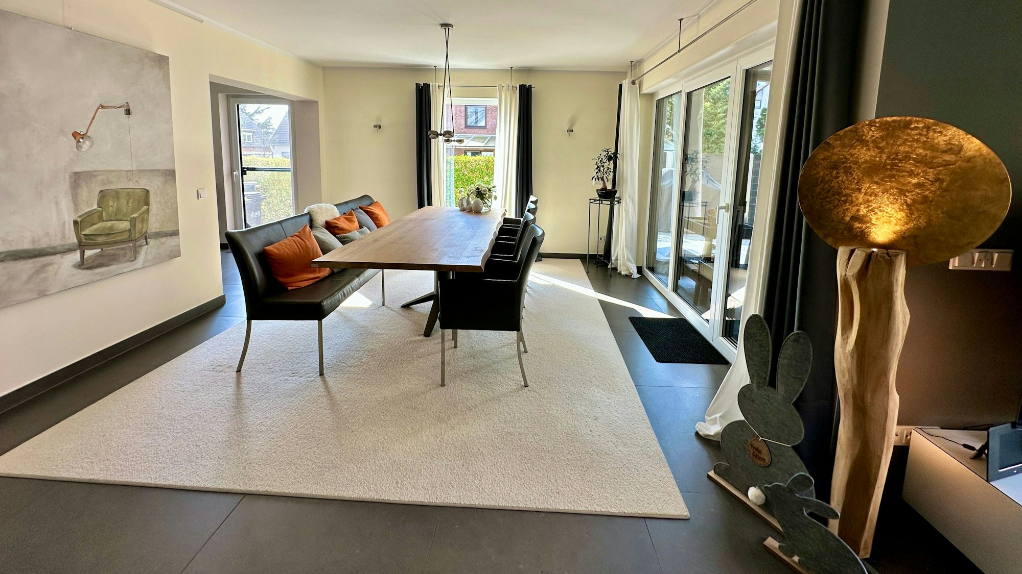 Wohnzimmer und Essbereich sind groß und harmonisch aufeinander abgestimmt.