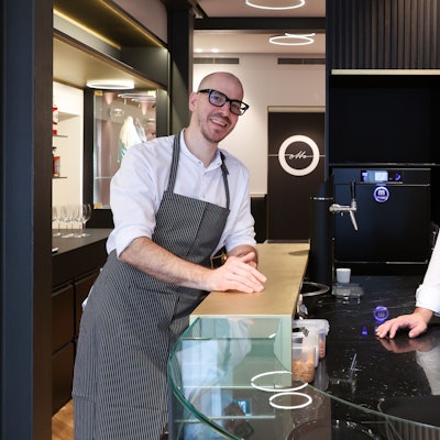 Zwei Männer stehen im Kölner Restaurant Ottio an einer Theke.