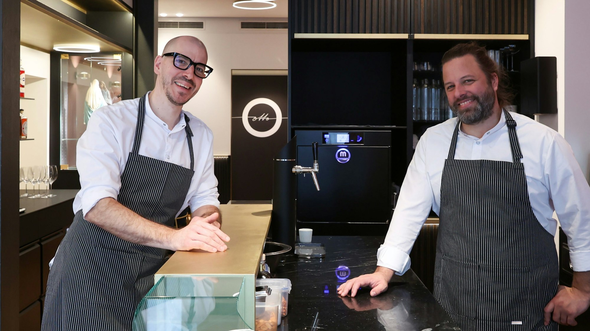 29.03.2024
Köln:
Das Restaurant maiBeck eröffnet ein italienisches Restaurant mit dem Namen „Otto“
die beiden Chefs Jan Maier und Tobias Becker
Foto: Martina Goyert