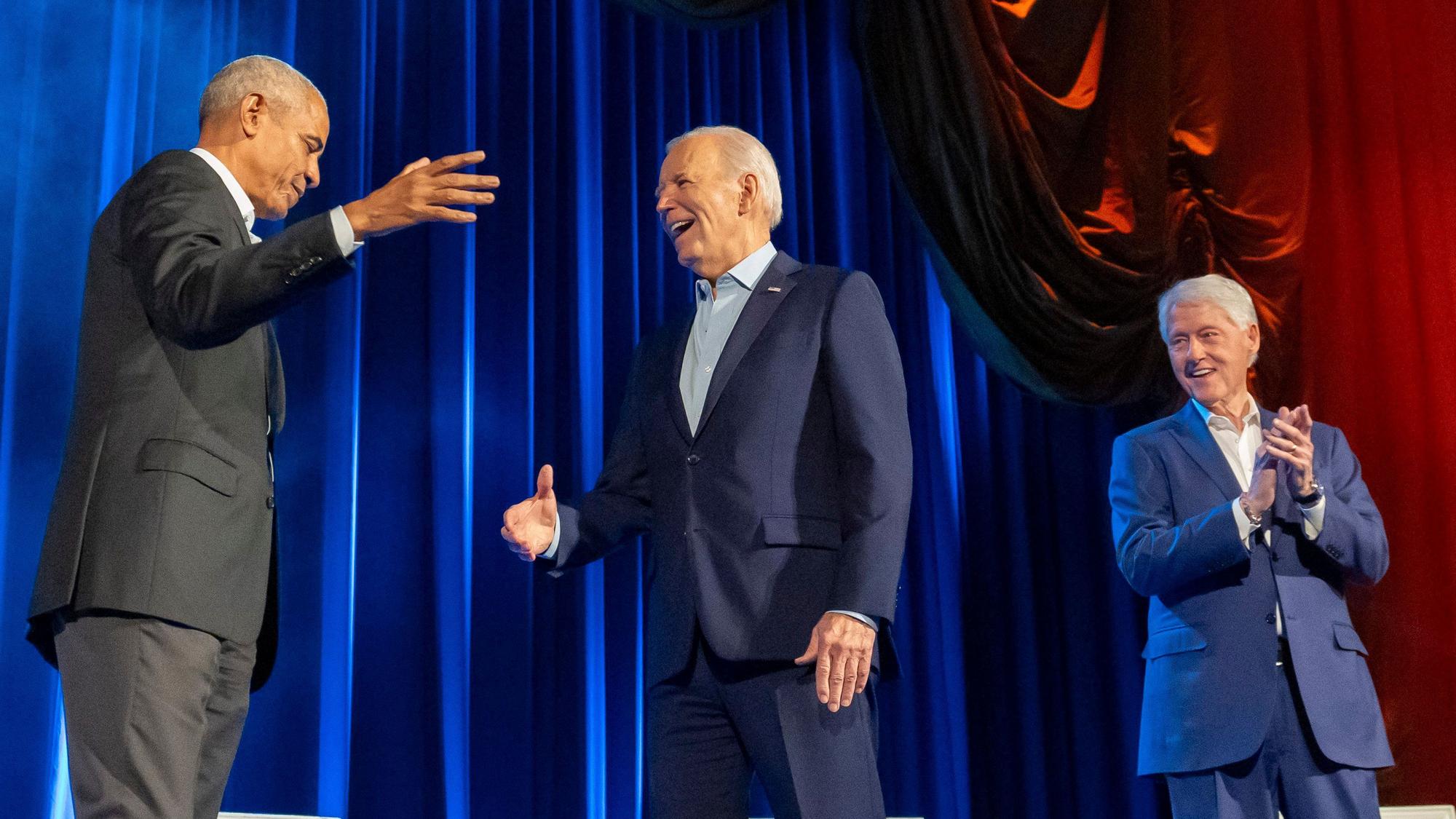 Zu der Veranstaltung mit Biden (M), Obama (l) und Clinton kamen mehrere Tausend Zuschauer.