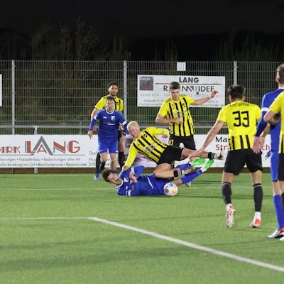 Felix Sievers (unten) geht nach einem Zweikampf mit dem Spicher Justin Strahler zu Boden.