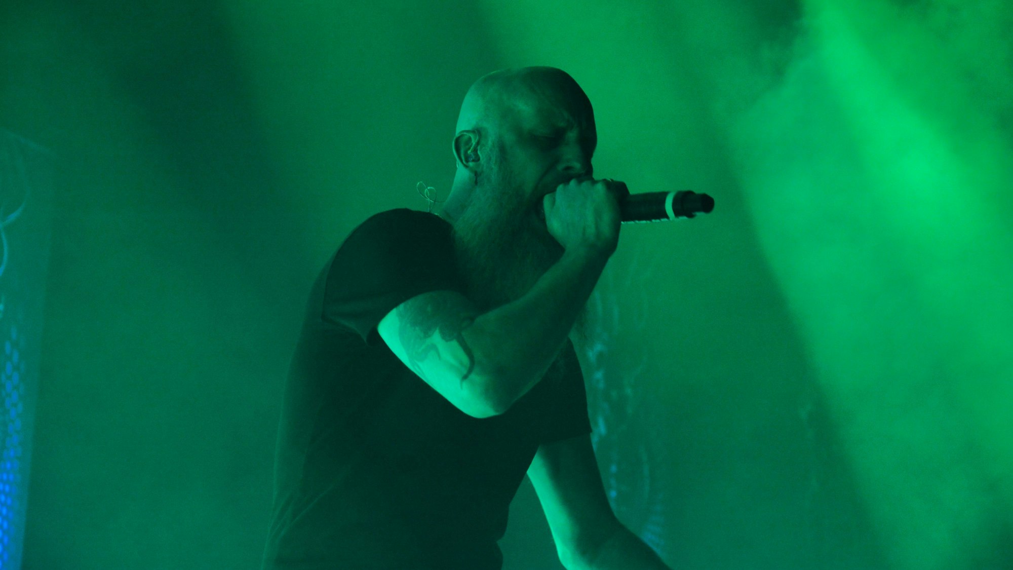 Ein Mann mit Bart singt auf einer Bühne