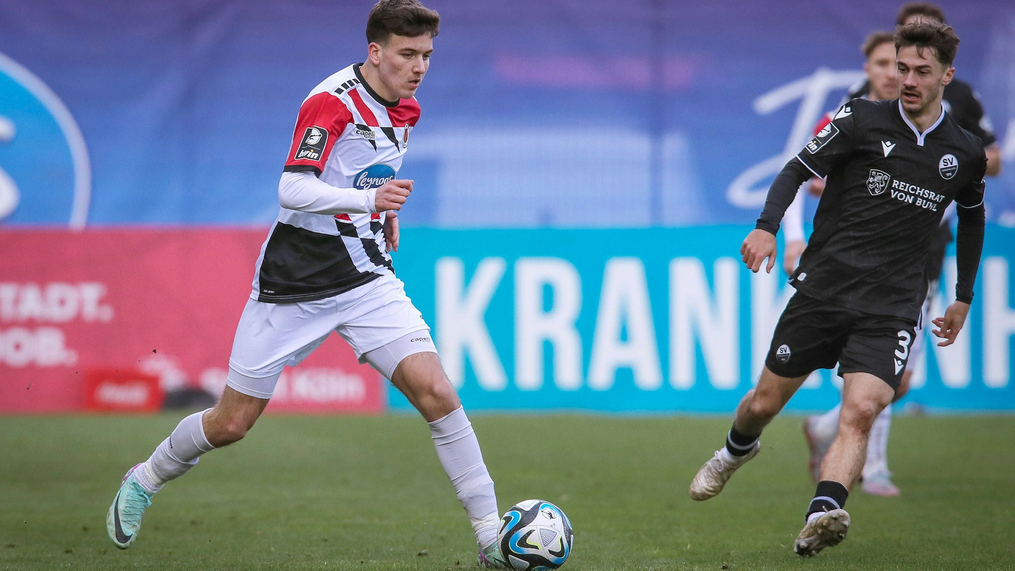 24.02.2024, Köln, Fußball, bwin 3. Liga Herren, Sportpark Höhenberg, 27. Spieltag, Saison 2023 2024, FC Viktoria Köln SV Sandhausen: Said El Mala Viktoria Köln gegen Jonas Weik SV Sandhausen. DFB regulations prohibit any use of photographs as image sequences and or quasi-video. Nordrhein-Westfalen Deutschland *** 24 02 2024, Köln, Fußball, bwin 3 Liga Herren, Sportpark Höhenberg, 27 Spieltag, Saison 2023 2024, FC Viktoria Köln SV Sandhausen Said El Mala Viktoria Köln vs Jonas Weik SV Sandhausen DFB regulations prohibit any use of photographs as image sequences and or quasi video Nordrhein Westfalen Germany