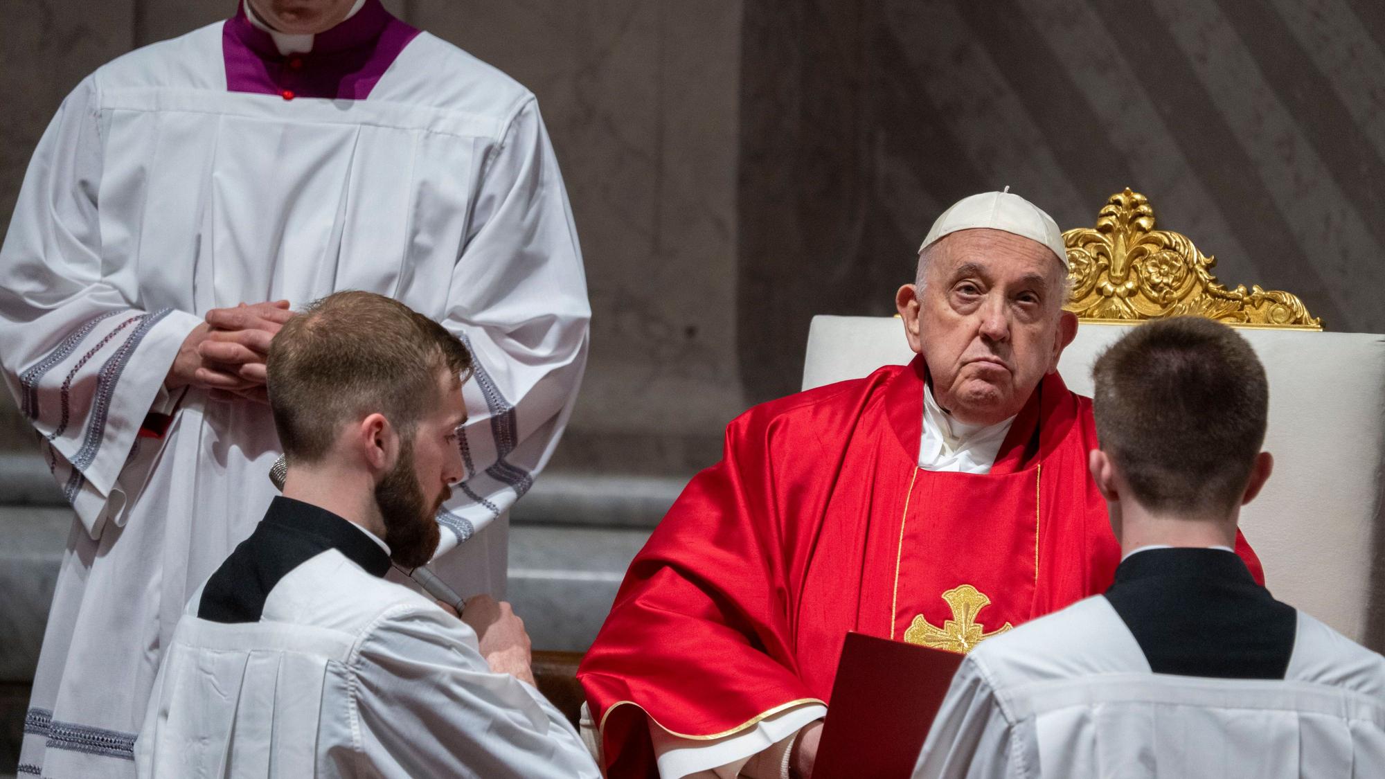 Papst Franziskus leitet die Passionsliturgie am Karfreitag (29. März) im Petersdom. Den Kreuzweg sagte er später ab.