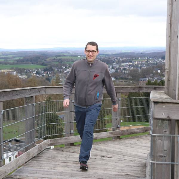 Den Weltrekord fest im Blick: Peter Anthony Konrad aus Siegen-Eiserfeld möchte den Aussichtsturm des Naturerlebnisparks Panarbora in Waldbröl so oft erklimmen, wie es nur geht. Am Karfreitag hat er dort zum ersten Mal trainiert. Unser Foto zeigt ihn auf den letzten Metern vor der Turmspitze.