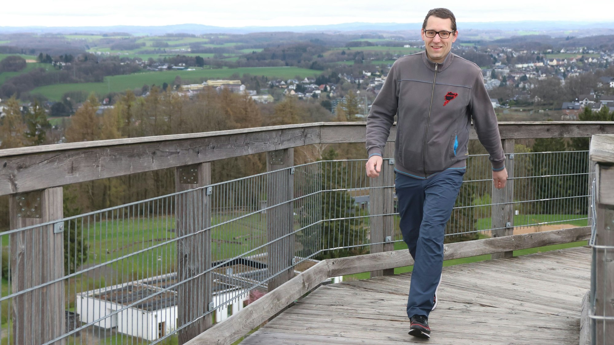 Den Weltrekord fest im Blick: Peter Anthony Konrad aus Siegen-Eiserfeld möchte den Aussichtsturm des Naturerlebnisparks Panarbora in Waldbröl so oft erklimmen, wie es nur geht. Am Karfreitag hat er dort zum ersten Mal trainiert. Unser Foto zeigt ihn auf den letzten Metern vor der Turmspitze.