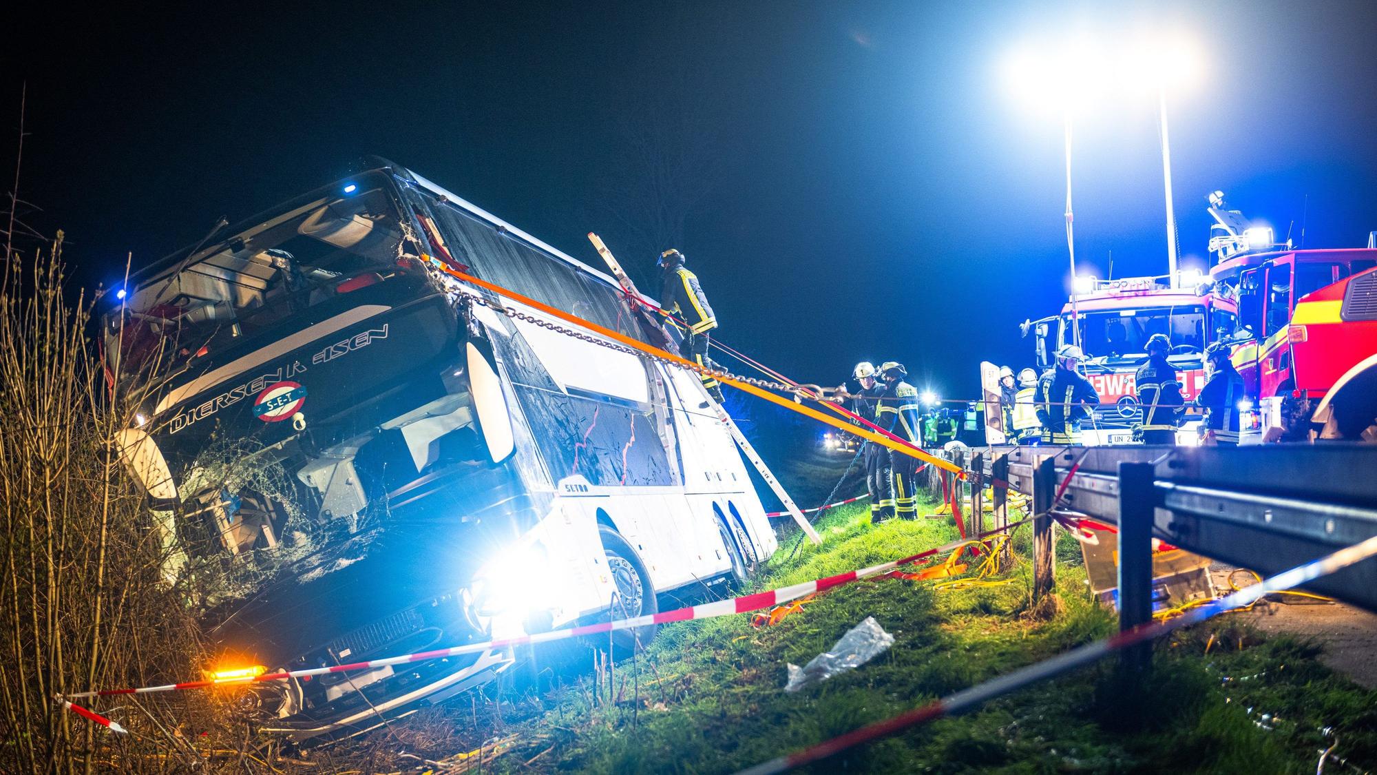 Rettungskräfte arbeiten an einer Unfallstelle auf der Autobahn 44 an einem verunfallten Bus.