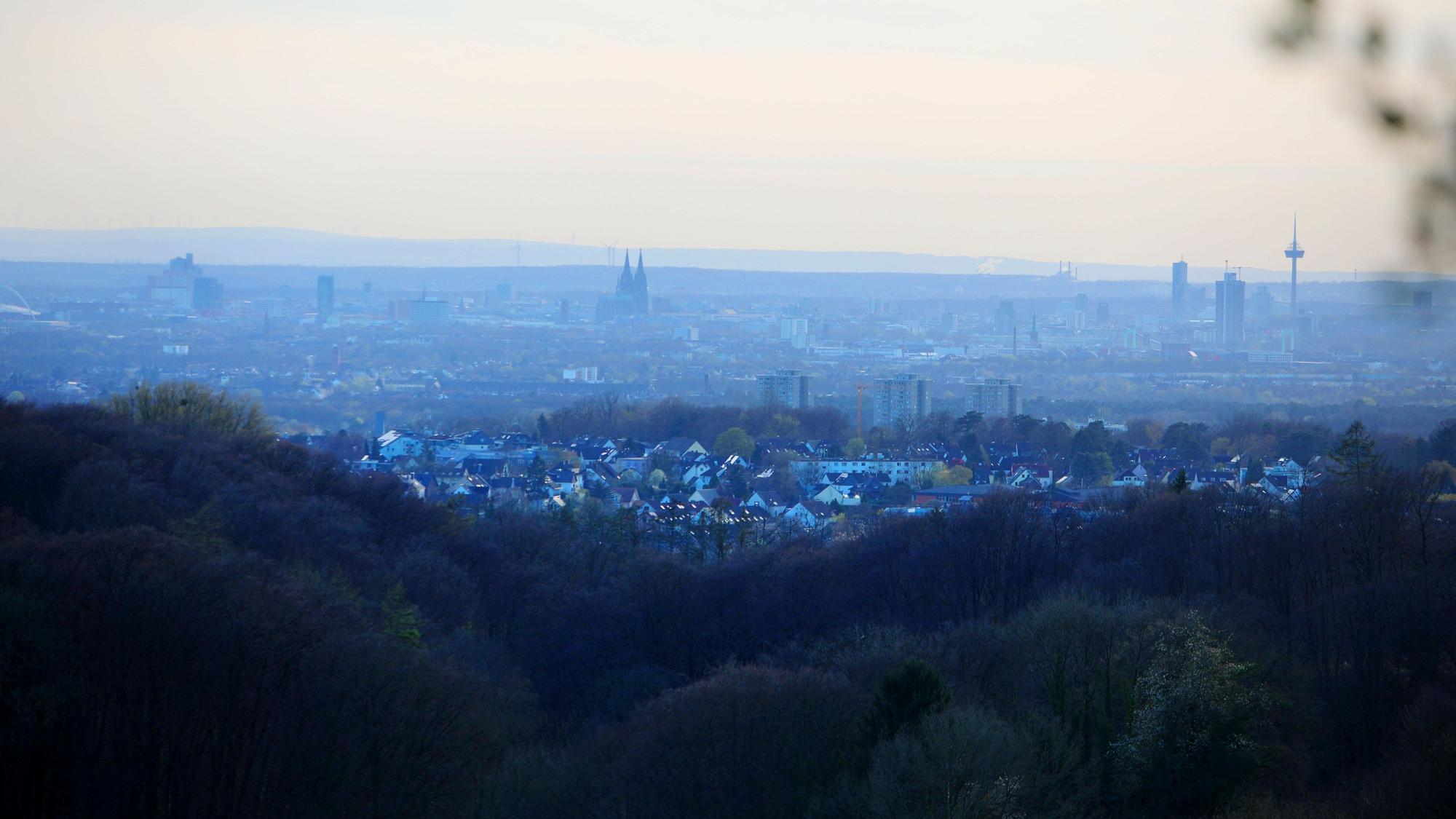 Fernsicht auf die Kölner Stadt-Silhouette.