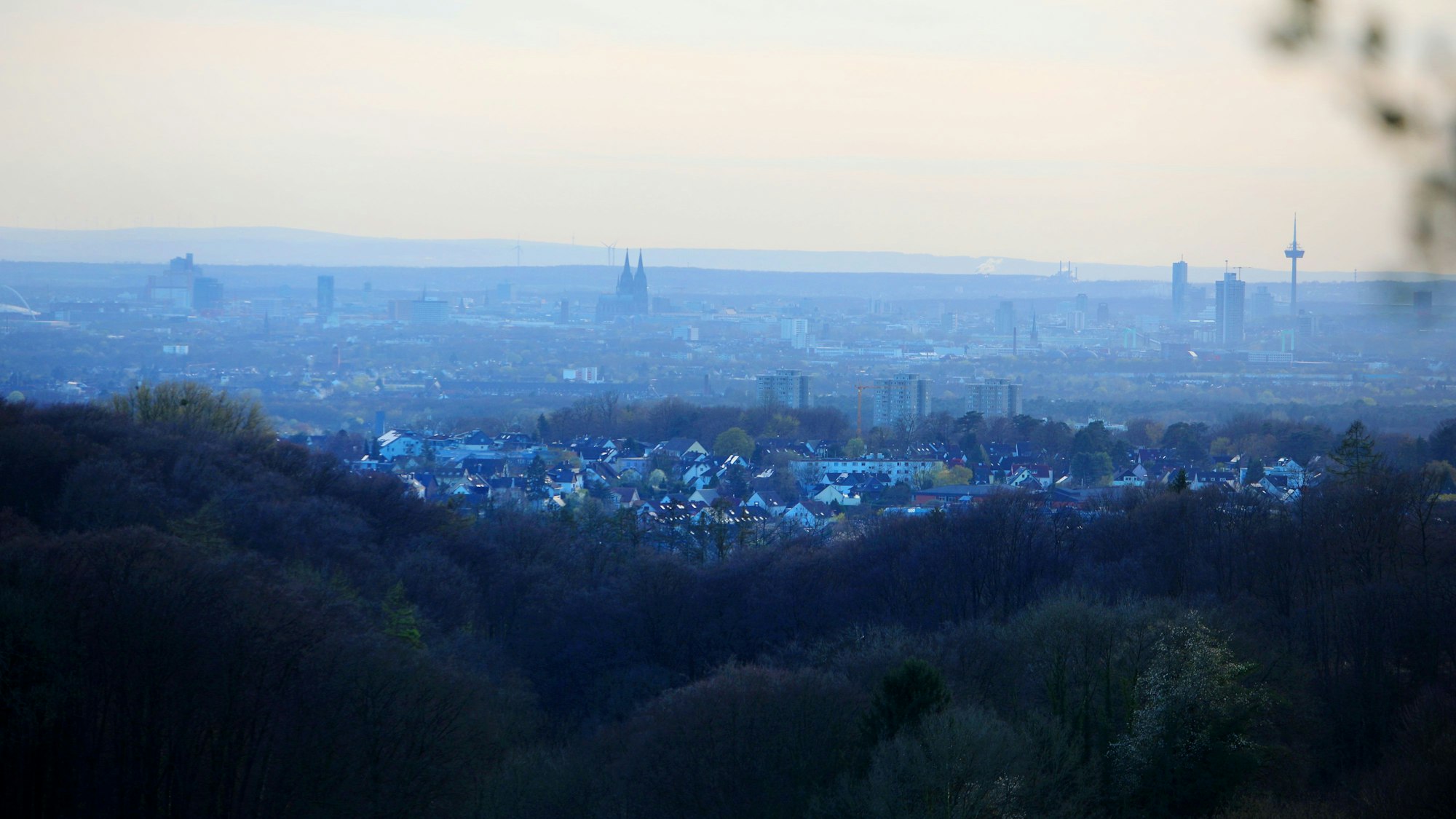 Fernsicht auf die Kölner Stadt-Silhouette.