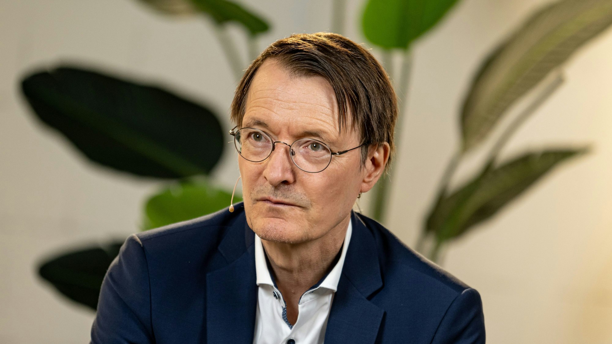 ARCHIV - 25.08.2023, Berlin: Karl Lauterbach (SPD), Bundesminister für Gesundheit, spricht mit einem Rapper bei einem Gespräch über das Thema der Cannabis-Legalisierung.