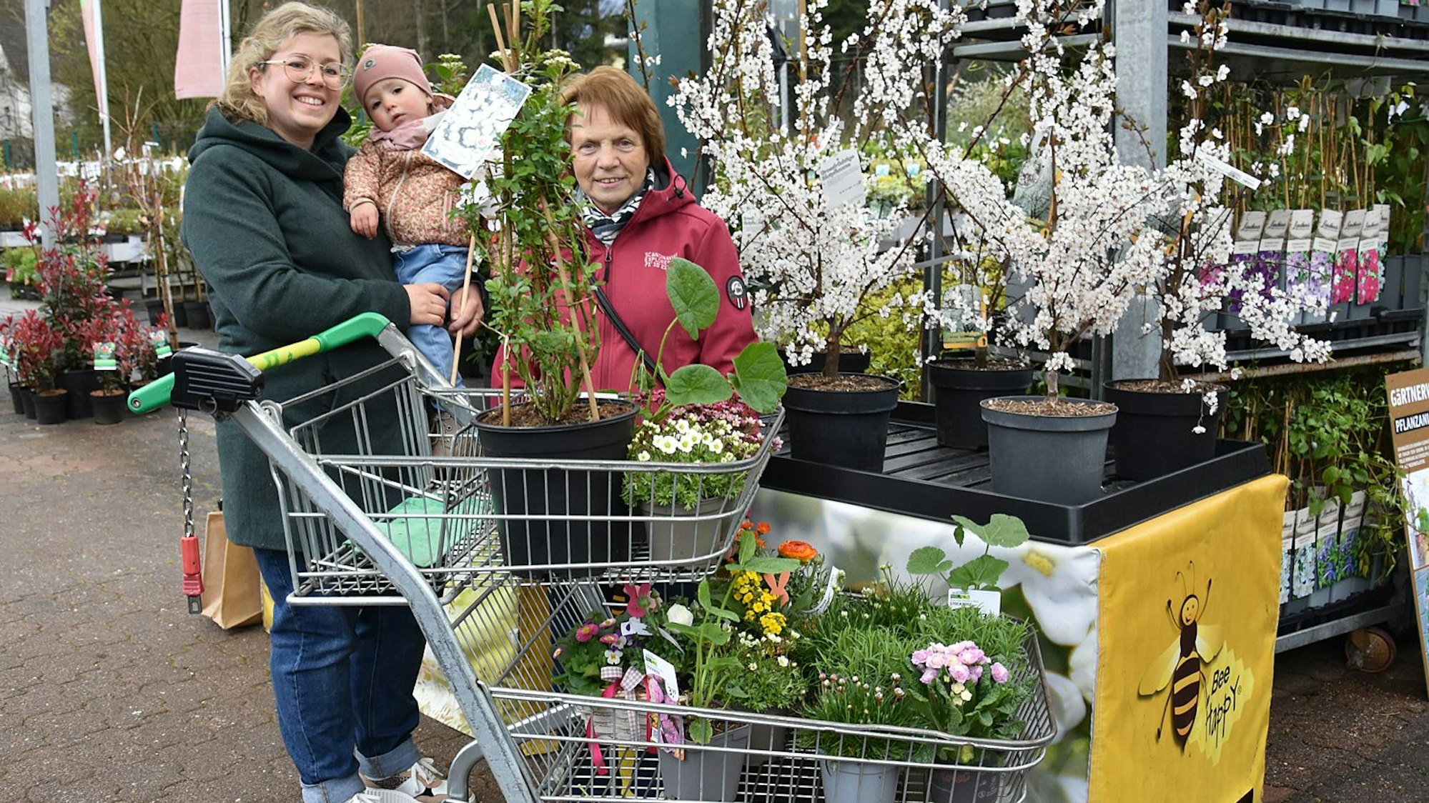 Auf der Suche nach Farbe für den noch winterlichen Garten sind (von links) Carina Funke, Tochter Matilda (2), Oma Hannelore Friedrichs.