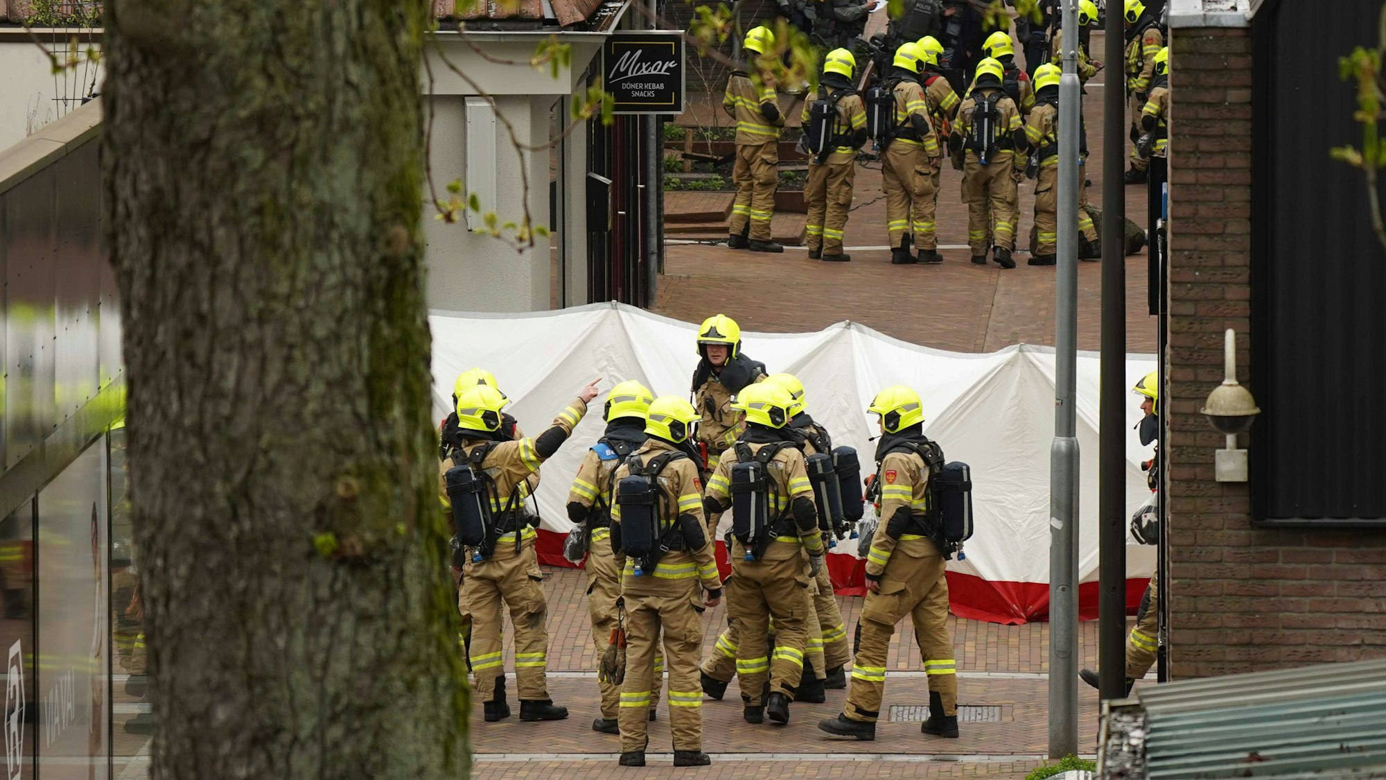 Einsatzkräfte der Polizei und Rettungsdienste sind aufgrund eines Vorfalls im Zentrum von Ede präsent.