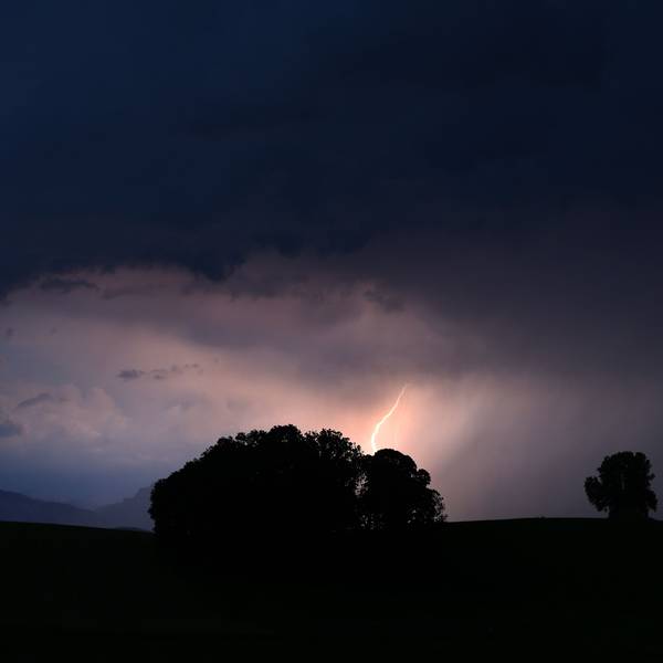 Ein Blitz entlädt sich während eines Unwetters in den Alpen. Am Osterwochenende werden massive Regenfälle mit bis zu 300 Litern pro Quadratmeter erwartet. (Archivbild)