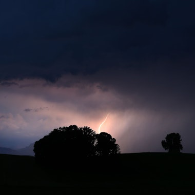 Ein Blitz entlädt sich während eines Unwetters in den Alpen. Am Osterwochenende werden massive Regenfälle mit bis zu 300 Litern pro Quadratmeter erwartet. (Archivbild)