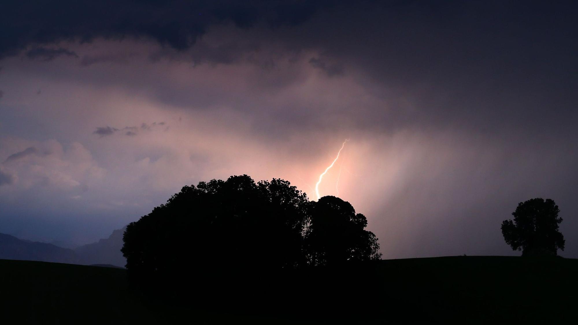 Ein Blitz entlädt sich während eines Unwetters in den Alpen. Am Osterwochenende werden massive Regenfälle mit bis zu 300 Litern pro Quadratmeter erwartet. (Archivbild)