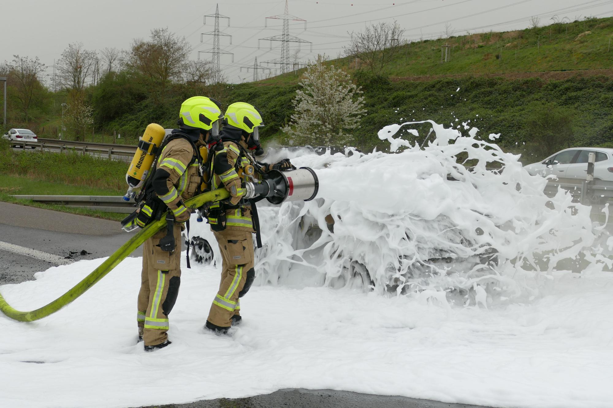 Die Feuerwehr setzte Schaum ein, um die Flammen zu ersticken.