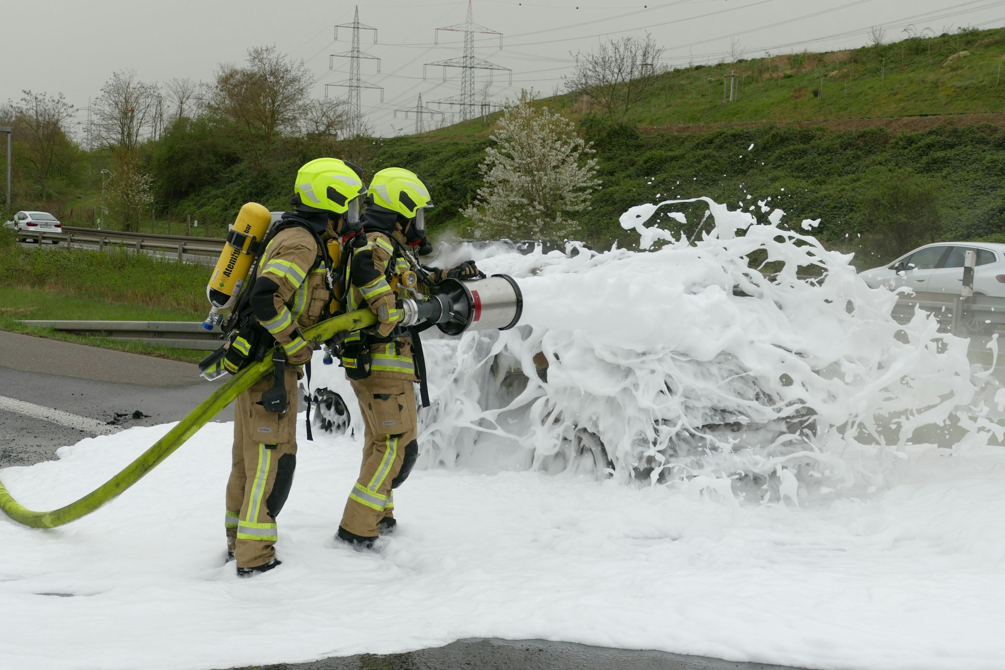 Die Feuerwehr setzte Schaum ein, um die Flammen zu ersticken.