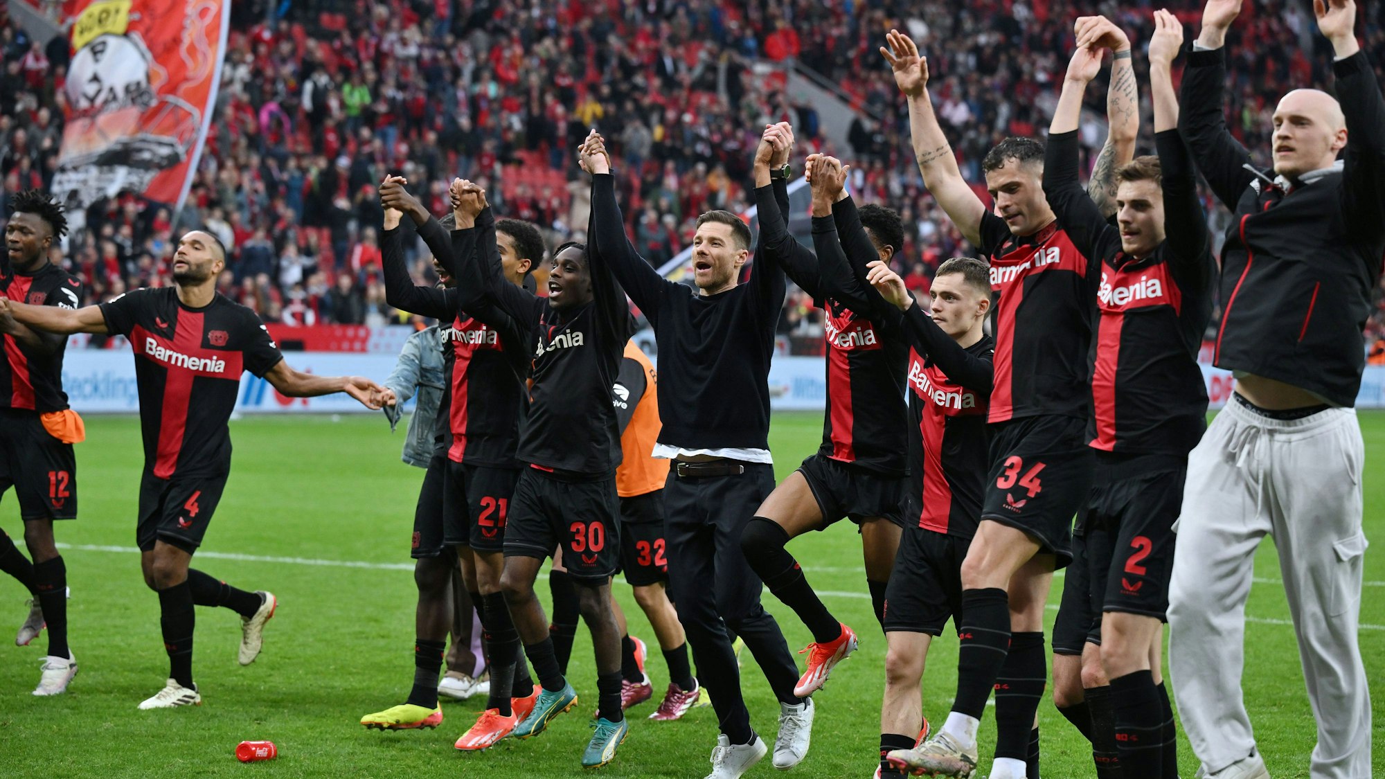 Das Bayer-Team feiert mit den Fans den Last-Minute-Heimsieg gegen die TSG Hoffenheim. Bald wird es auch zur ganz großen Feier kommen.