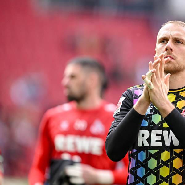 Kölns Torwart Marvin Schwäbe bedankt sich bei den Fans.