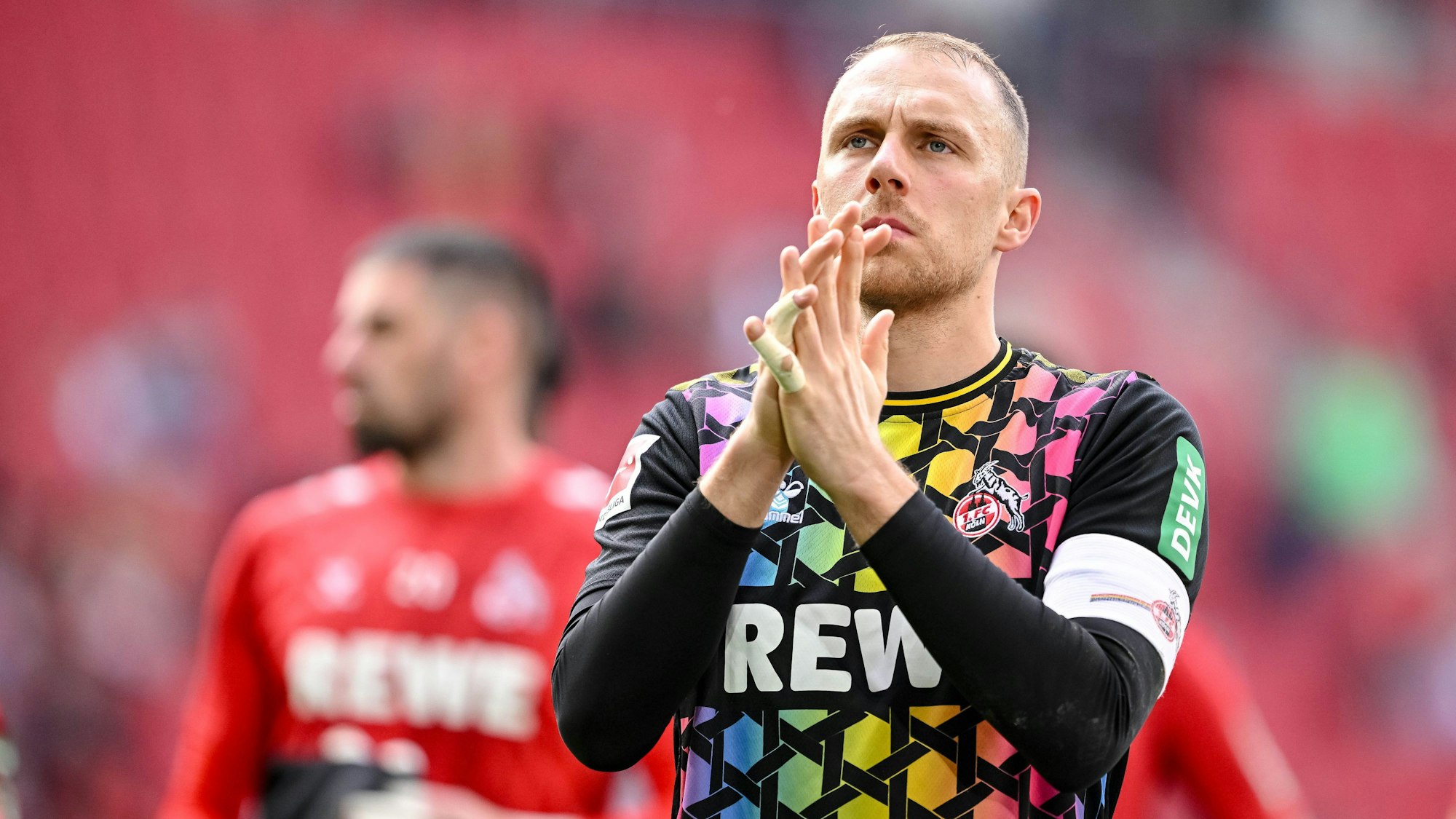 Kölns Torwart Marvin Schwäbe bedankt sich bei den Fans.