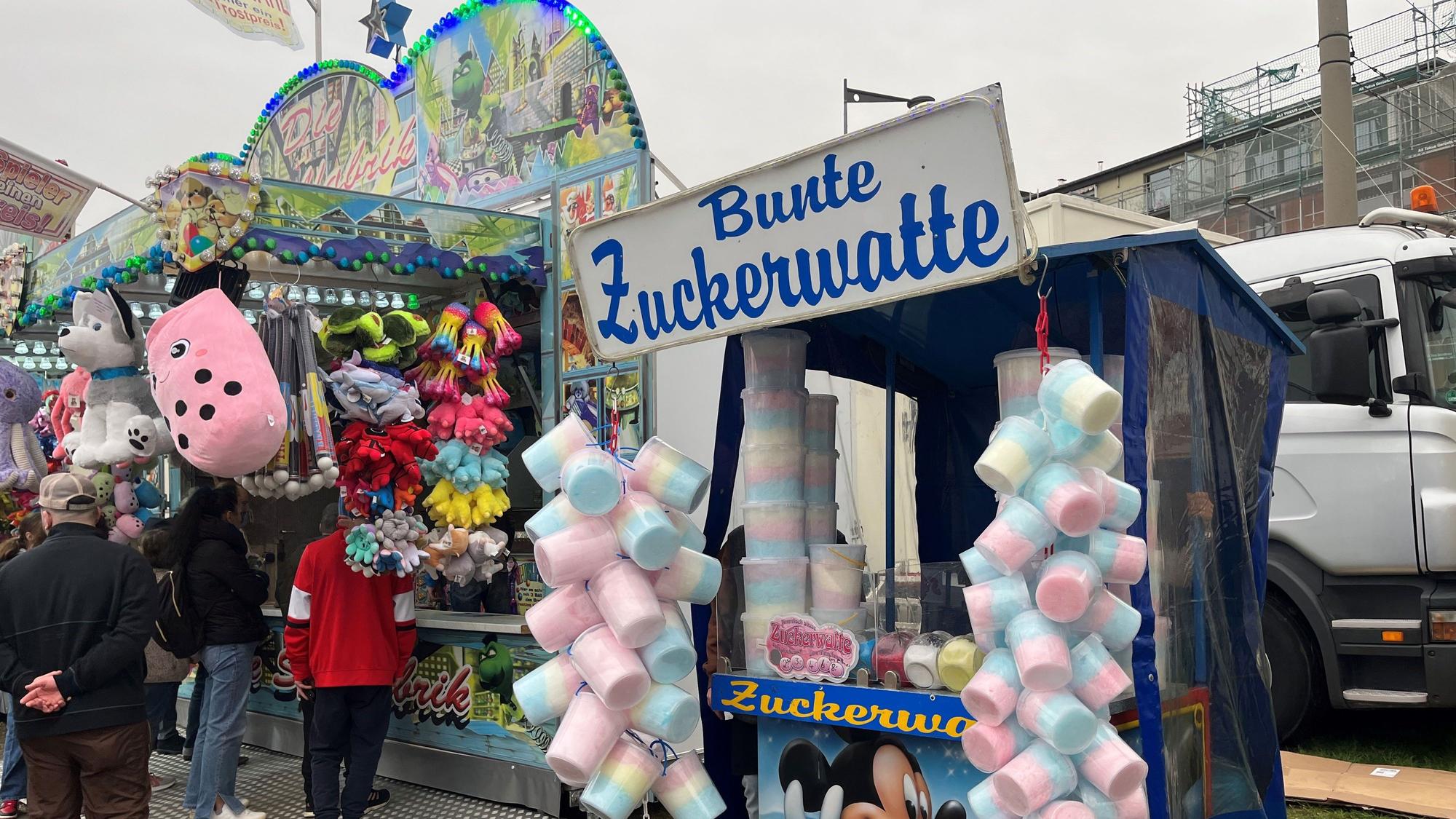 Ein Zuckerwattenstand auf der Deutzer Kirmes.